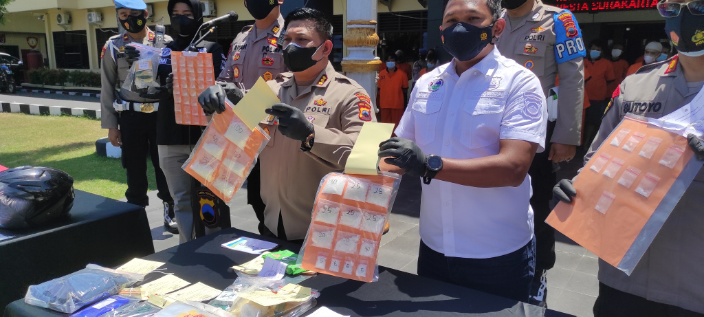 Kapolresta Surakarta Komisaris Besar Ade Safri Simanjuntak menunjukkan barang bukti kejahatan