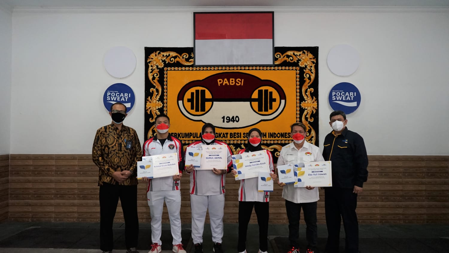 Tiga atlet angkat besi yang berjuang di Olimpiade Tokyo 2020 mendapat apresiasi dari PT Taspen.