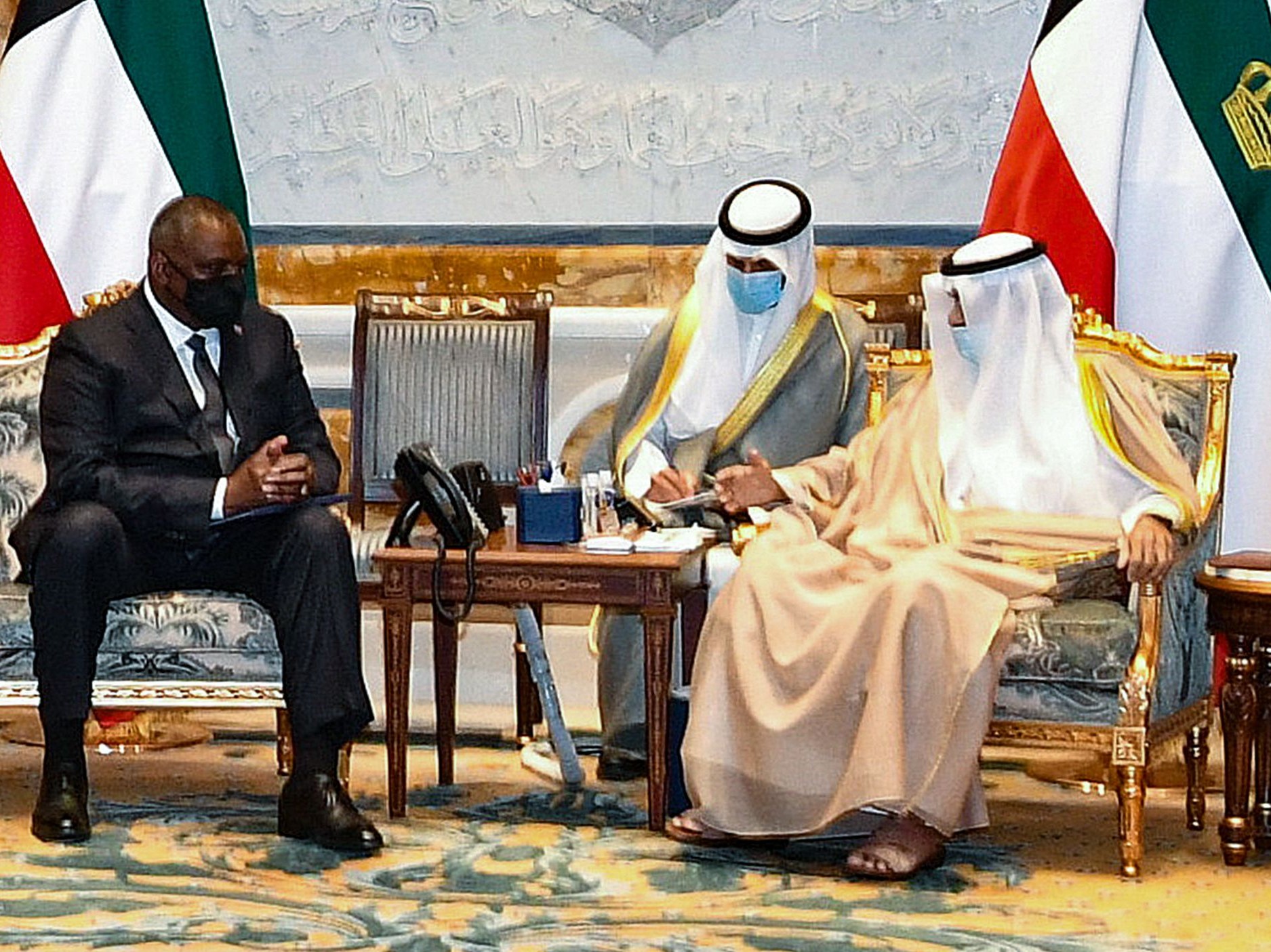 Emir Kuwait Sheikh Nawaf al-Ahmad al-Jaber al-Sabah (kanan) menerima Menteri Pertahanan AS Lloyd Austin di Kota Kuwait, Rabu (8/9).