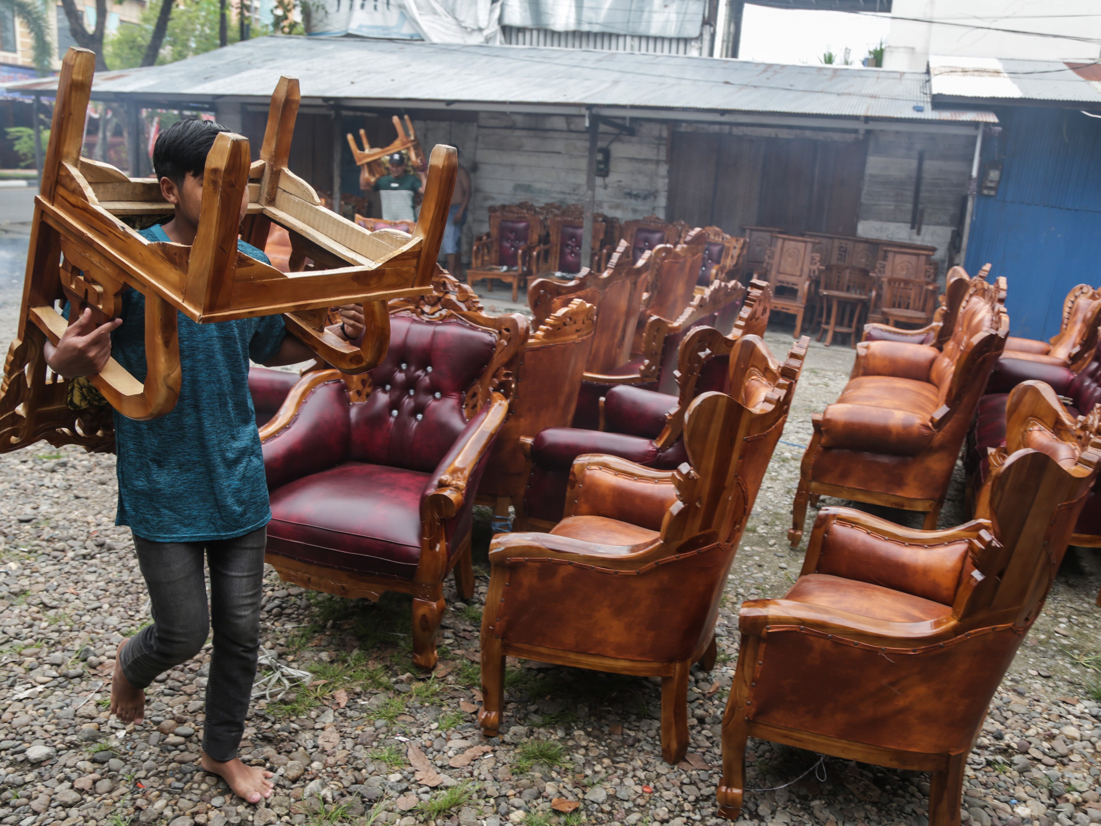 Pekerja menata kerajinan mebel yang dijual di Jalan Antasari, Banjarmasin, Kalimantan Selatan.