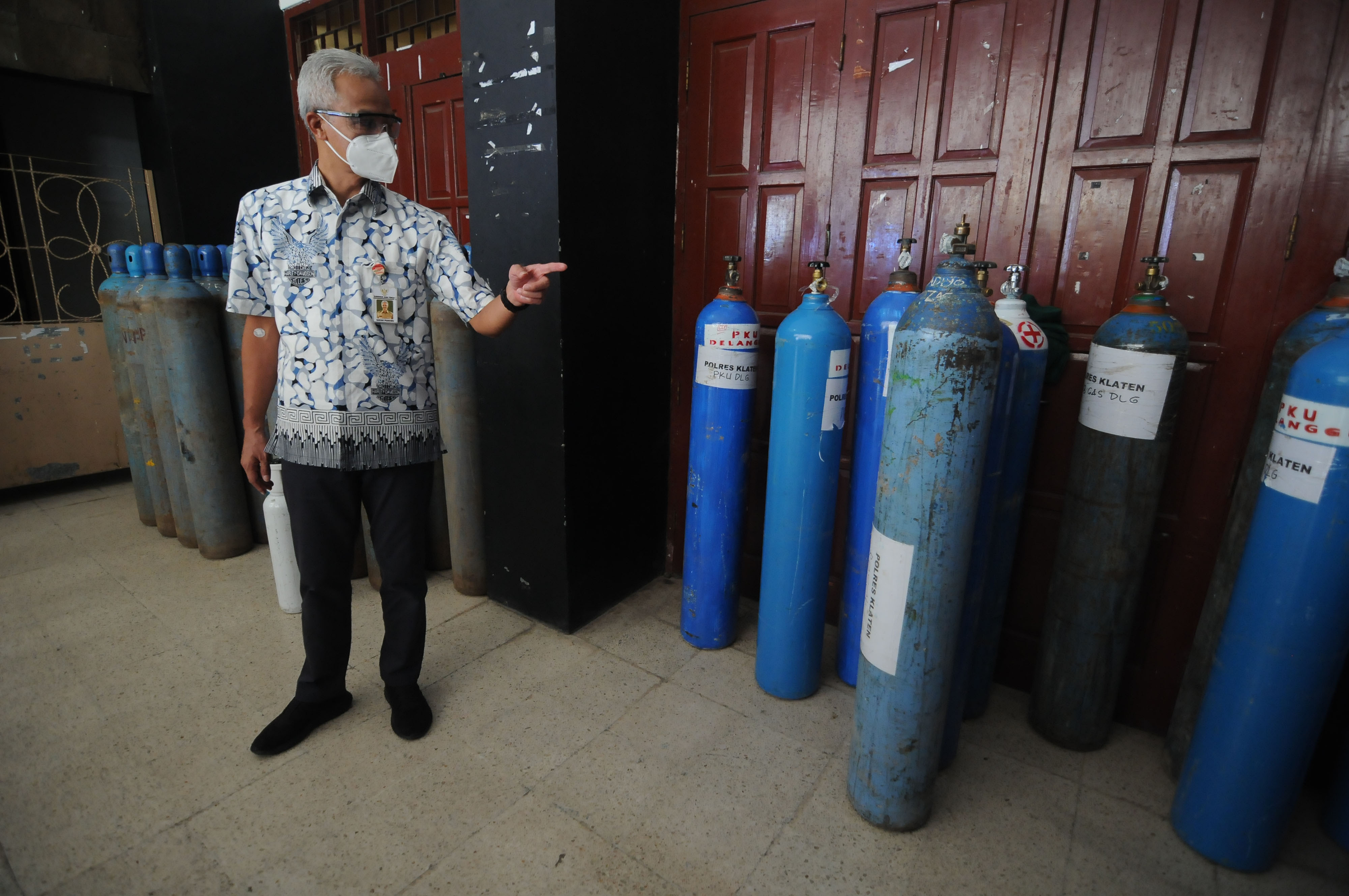 Gubernur Jawa Tengah Ganjar Pranowo saat meninjau stok oksigen di tempat isolasi terpusat.