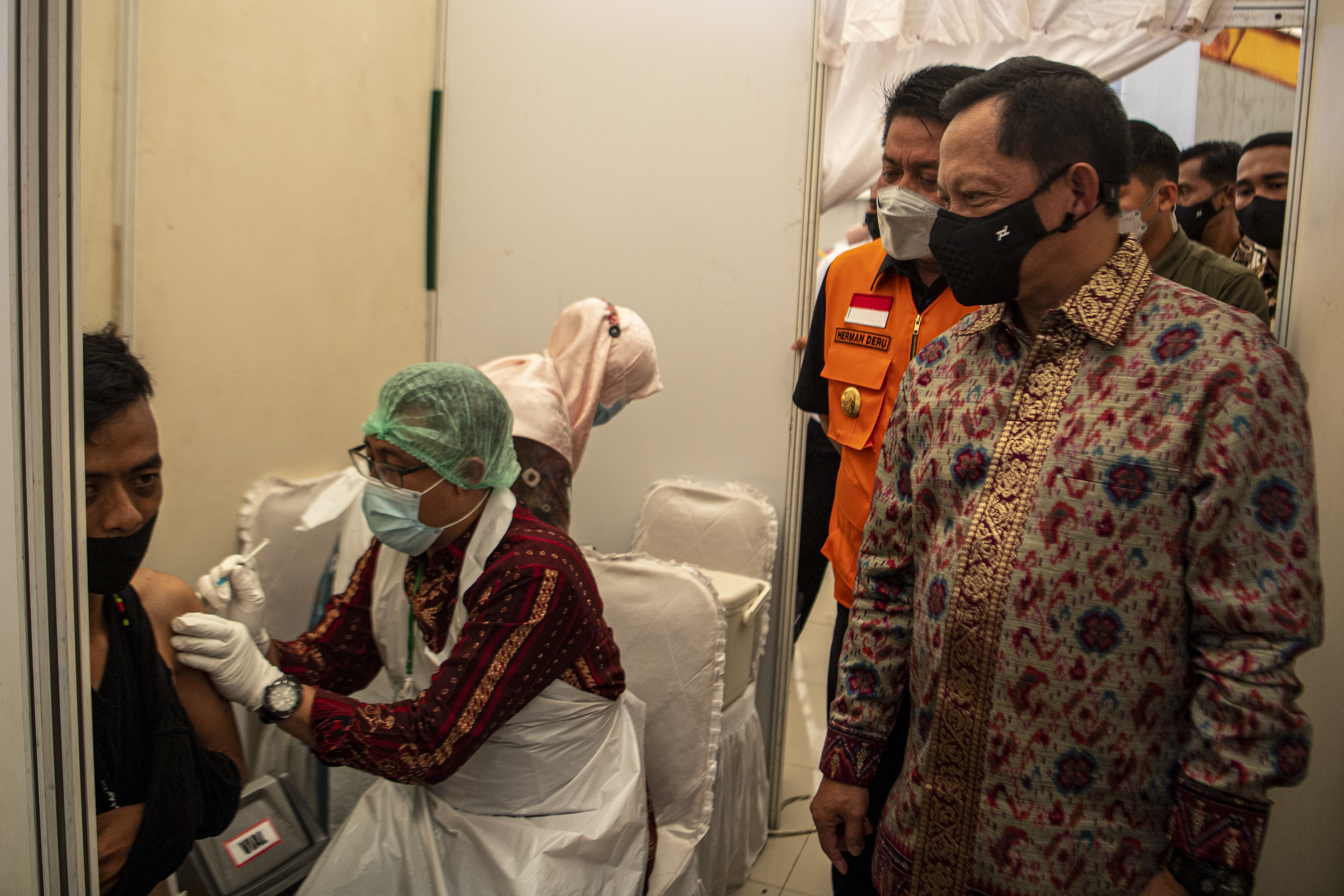 Mendagri Tito Karnavian saat meninjau vaksinasi covid-19 di wilayah Palembang, Sumatera Selatan.