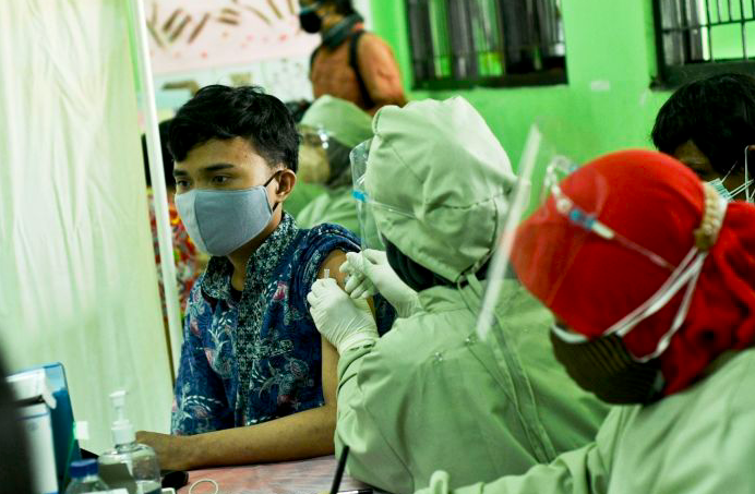  Seorang pelajar divaksinasi.  