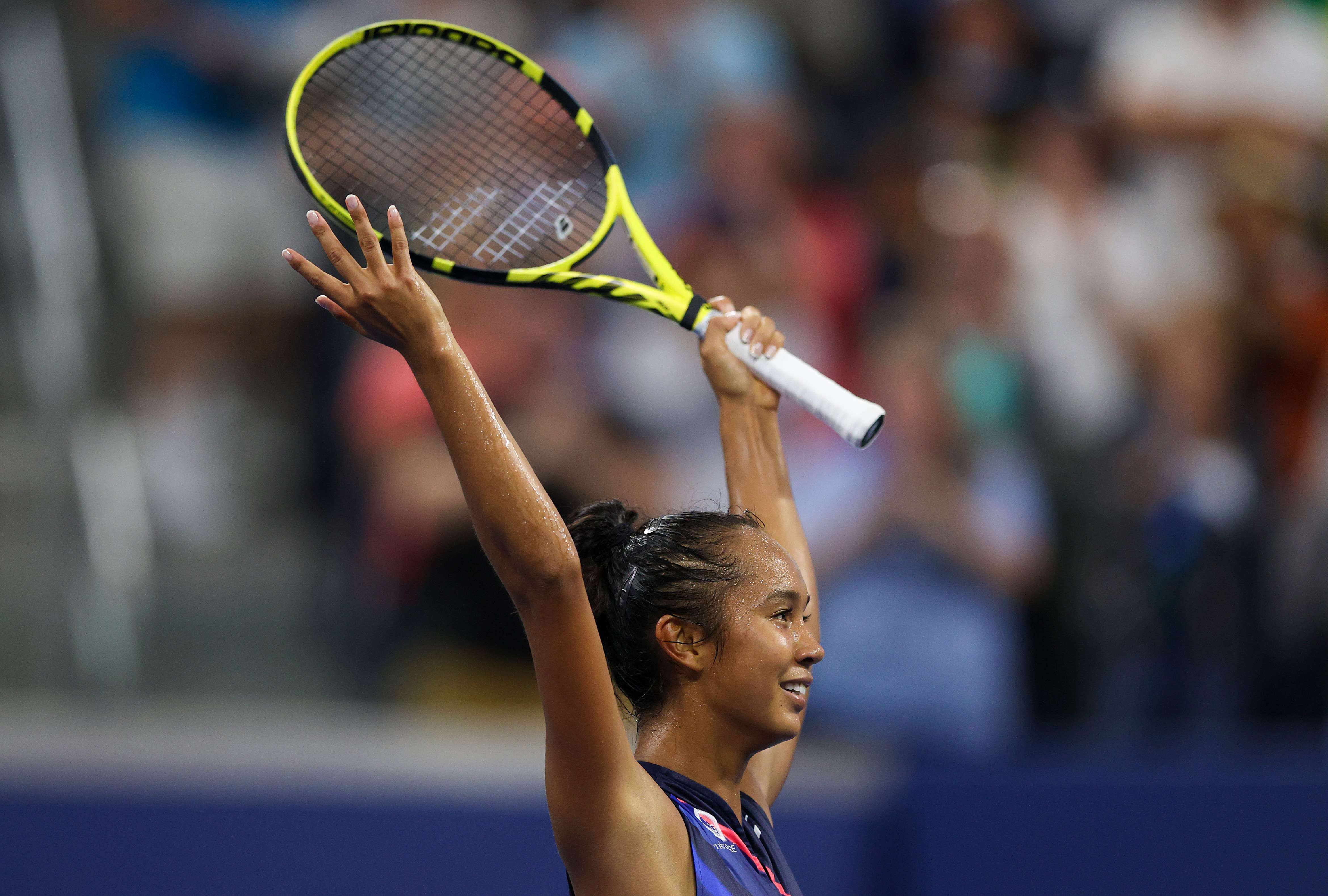 Petenis asal Kanada Leylah Fernandez merayakan kemenangan atas petenis Jerman Angelique Kerber.