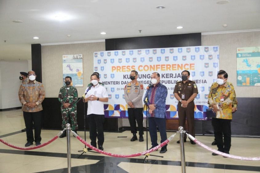 Mendagri Tito karnavian (ketiga kiri) didampingi Gubernur Jambi, Al Haris saat konferensi pers  terkait penanganan covid-19. 