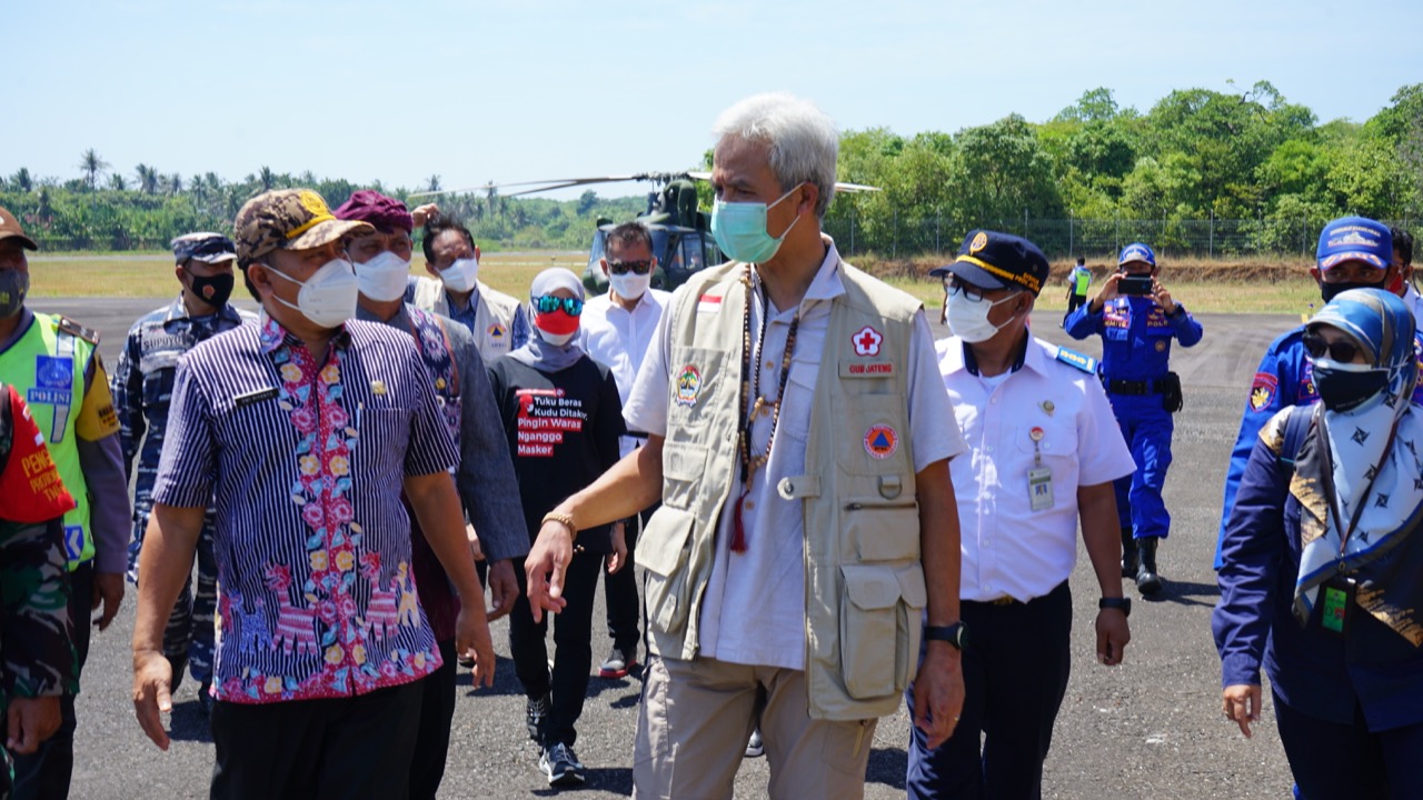 Gubernur Jateng Ganjar Pranowo saat mendarat di Bandara Dewandaru, Pulau Karimunjawa, Kabupaten Jepara, Jumat (10/9).