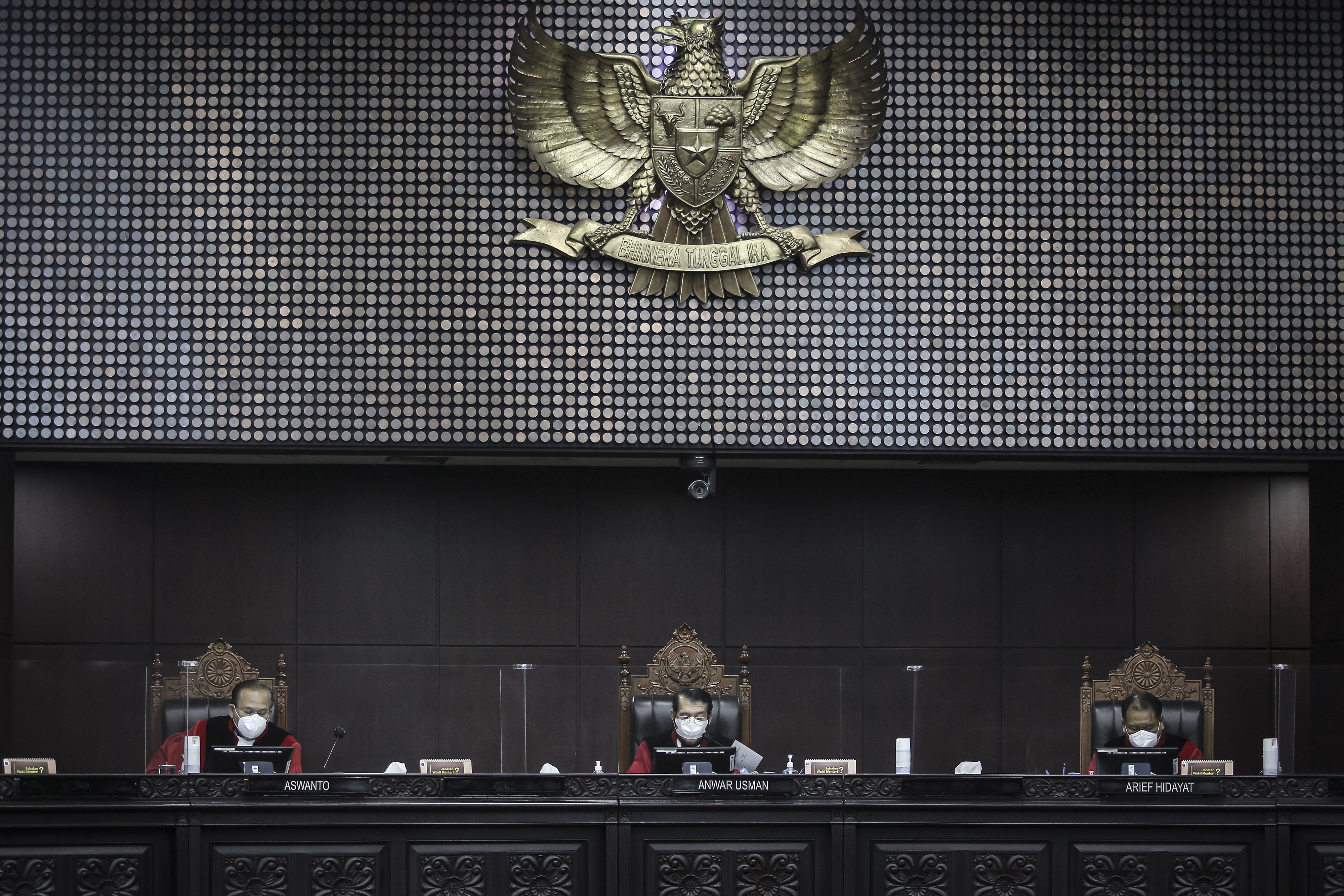 Hakim Konstitusi Anwar Usman (tengah), Aswanto (kiri) dan Arief Hidayat (kanan) memimpin sidang.