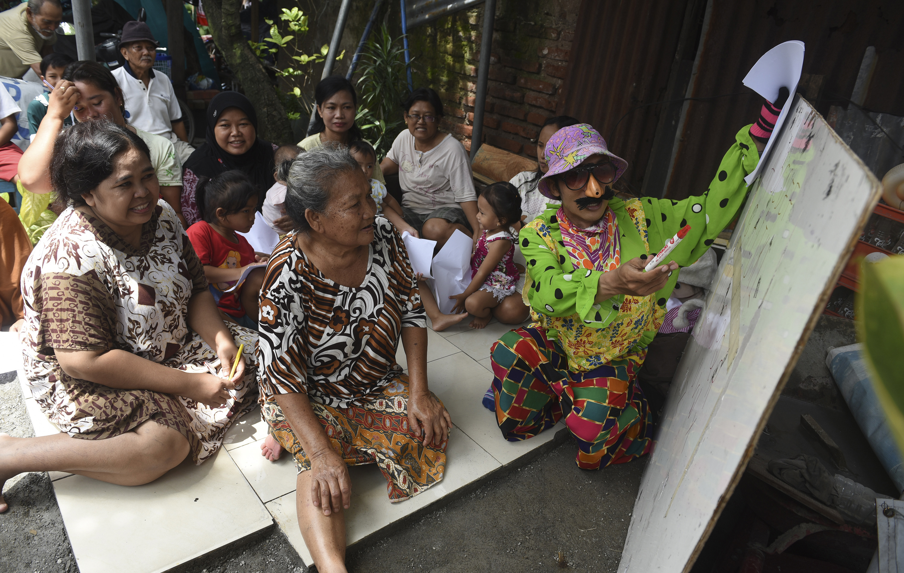 Upaya pengentasan buta aksara di Surabaya, Jawa Timur.