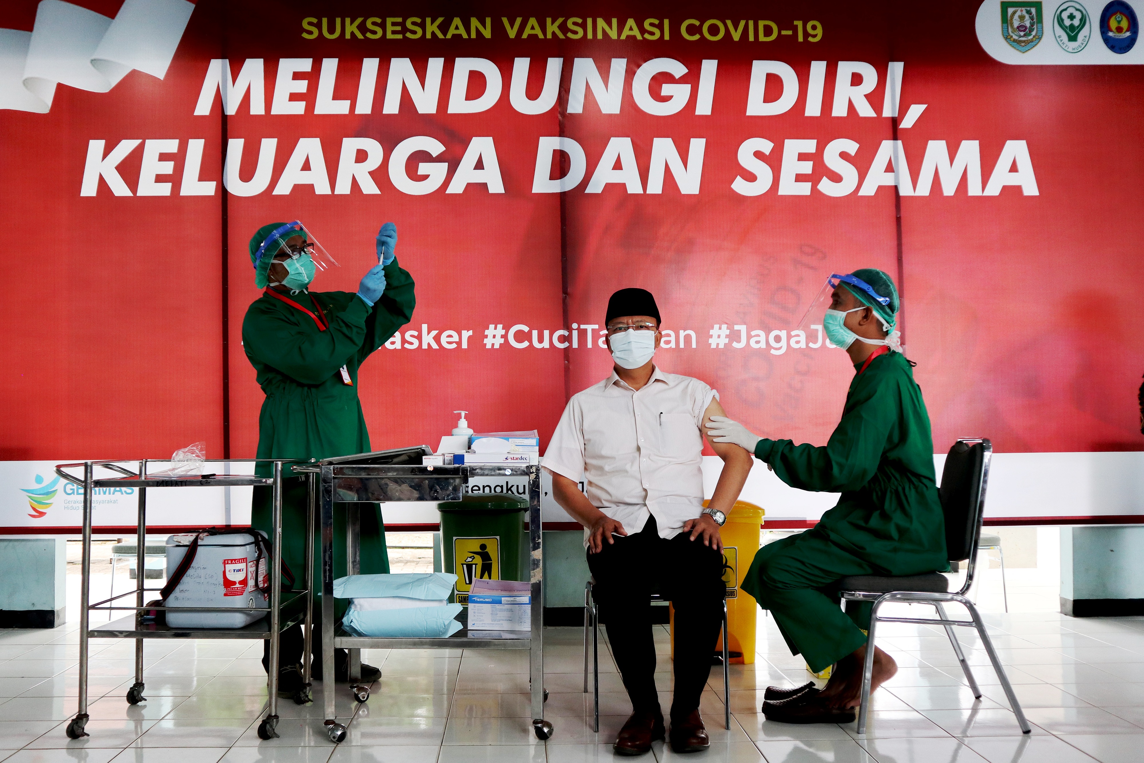 Gubernur Bengkulu Rohidin Mersyah (tengah) saat pelaksanaan vaksinasi perdana di RSUD M Yunus, Provinsi Bengkulu, Kamis (14/1/2021).