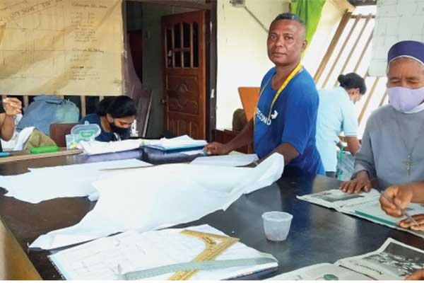 Yakobus Pationa membimbing peserta kursus tata busana di Balai Latihan Kerja Komunitas Karitas Peduli