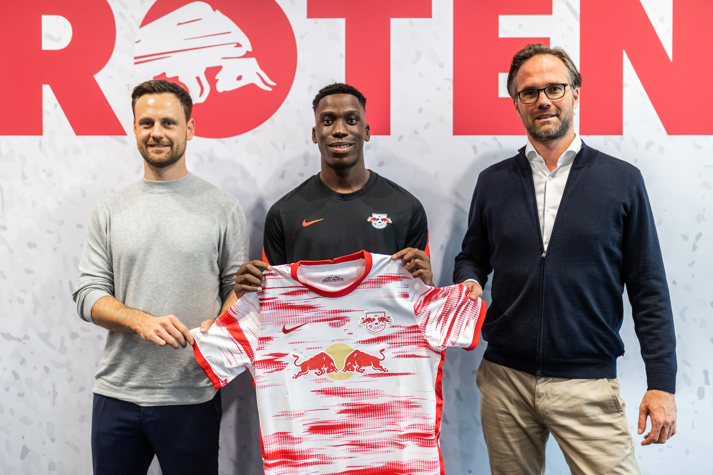 Ilaix Moriba (tengah)