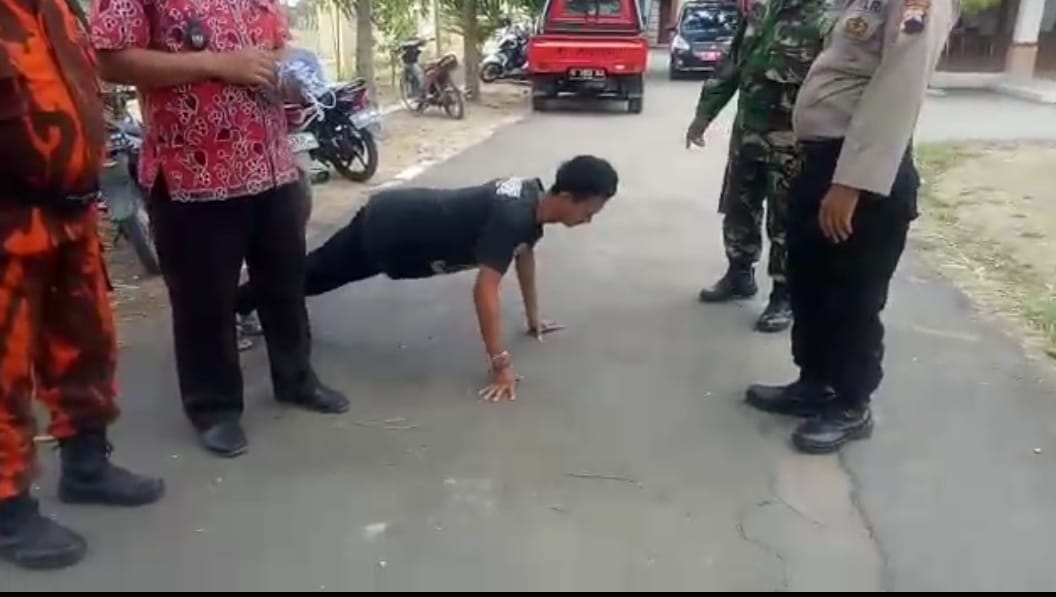Warga yang kedapatan tidak taat prokes, seperti memakai masker dihukum push up.