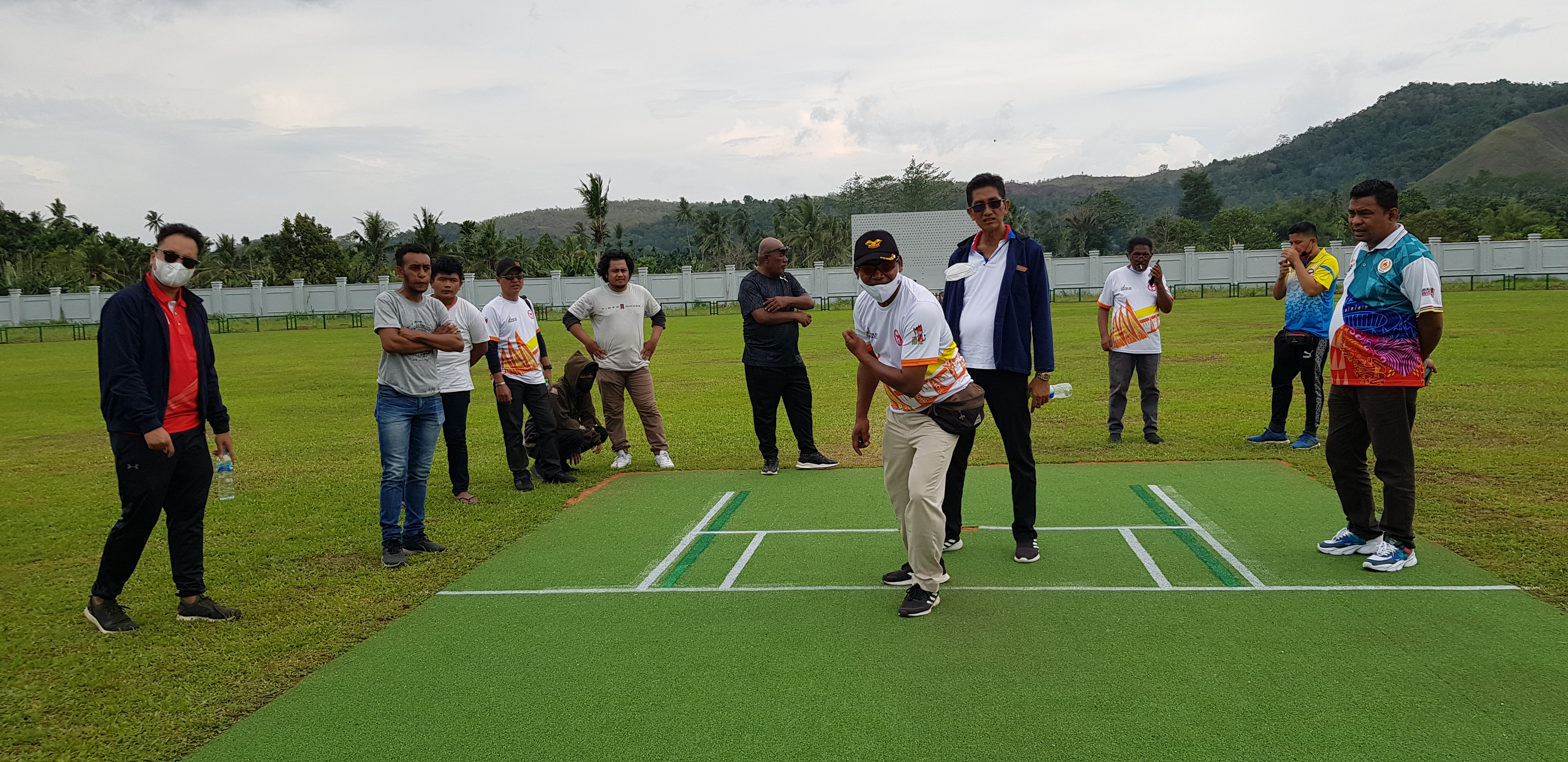 Panitia Pelaksana Cabor Cricket PON XX Papua saat menjajal lapangan