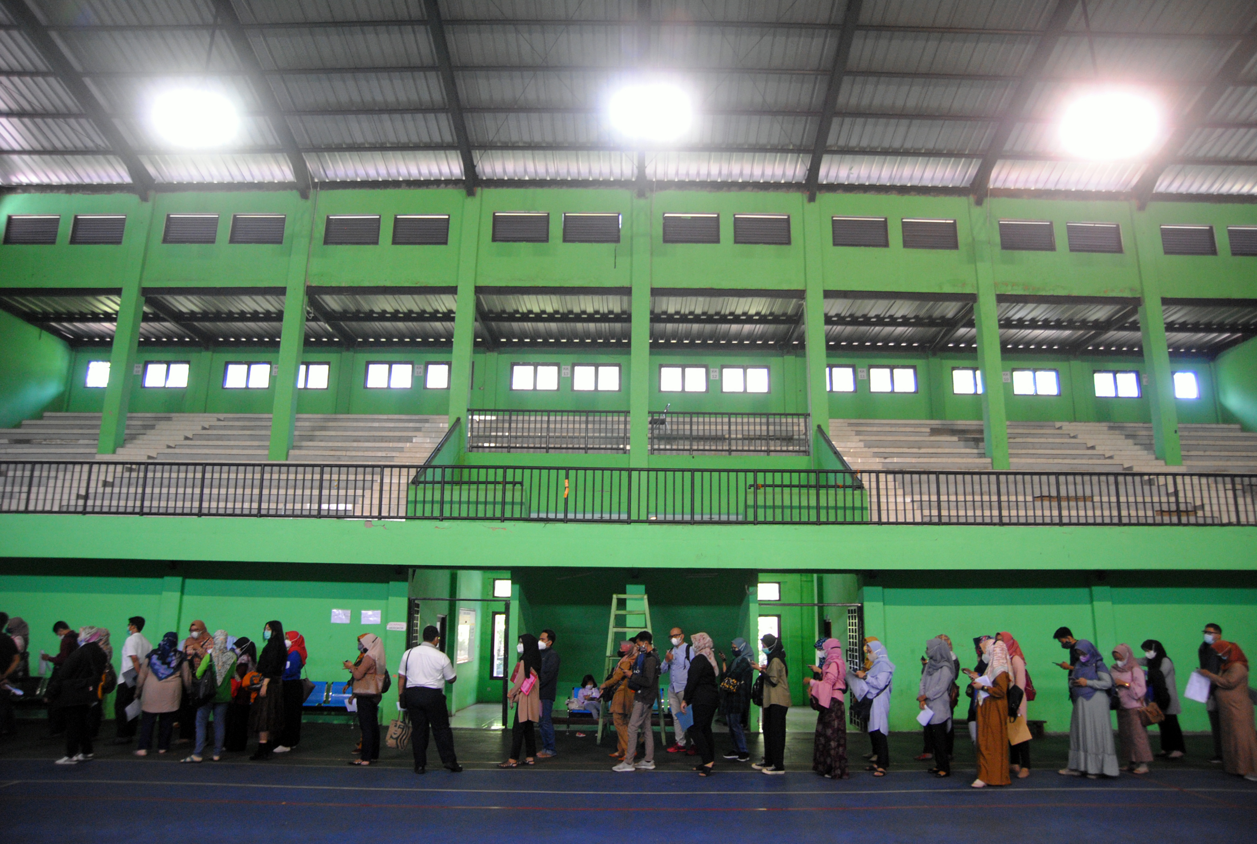 Peserta seleksi PPPK Guru mengantre untuk mengikuti swab antigen di GOR Indoor Hall B Pajajaran, Kota Bogor, Jawa Barat, Senin (13/9/2021).