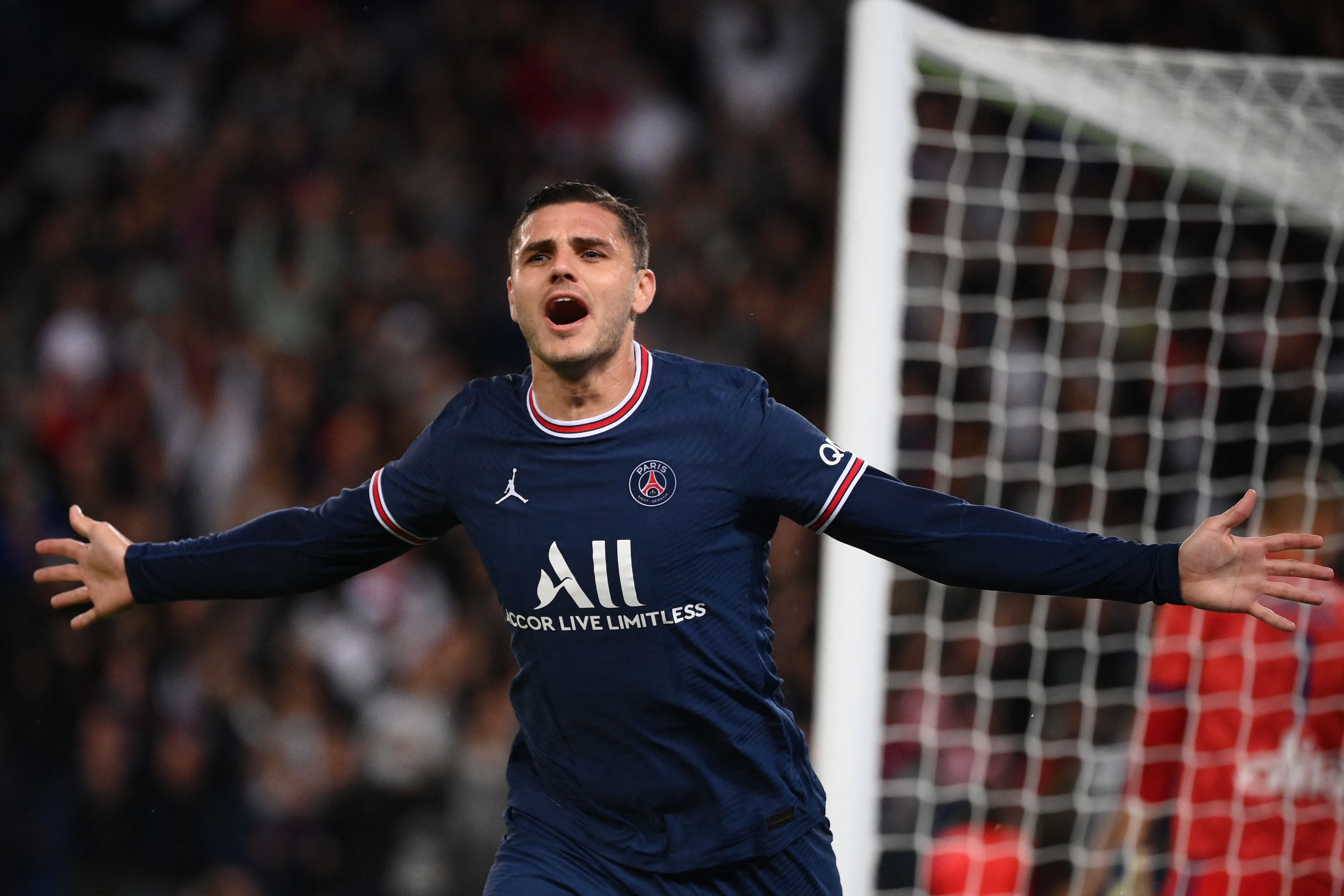 Penyerang PSG Mauro Icardi melakukan selebrasi usai mencetak gol ke gawang Lyon di laga Ligue 1.