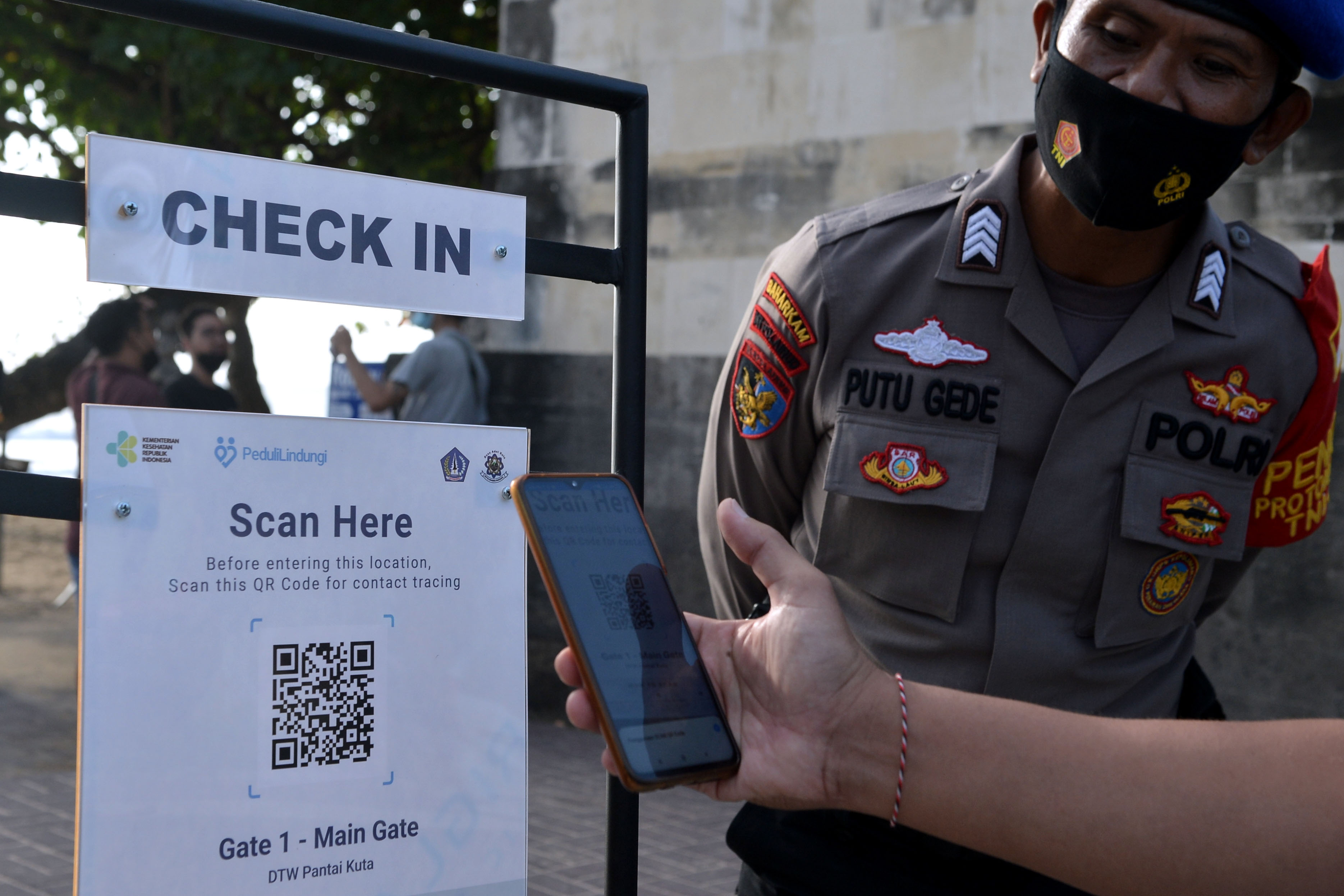 Ilustrasi penerapan aplikasi pedulilindungi