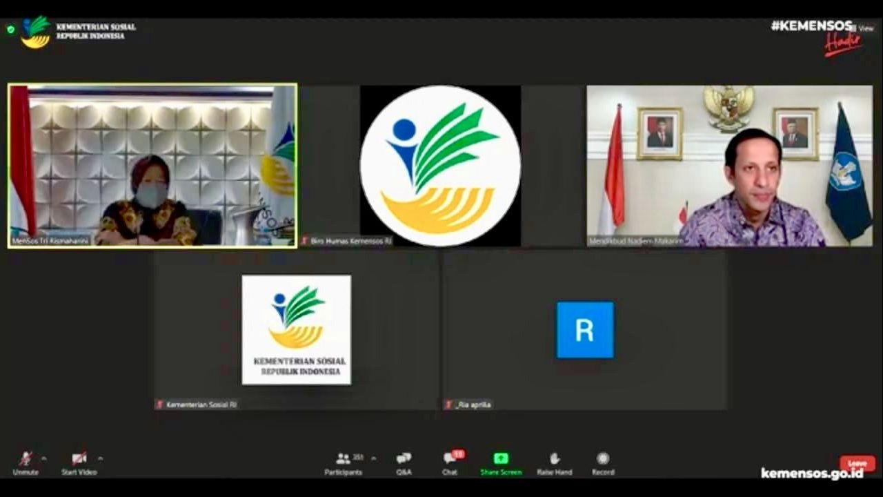 Mensos Tri Rismaharini (kiri) dan Mendikbudristek Nadiem Makarim.