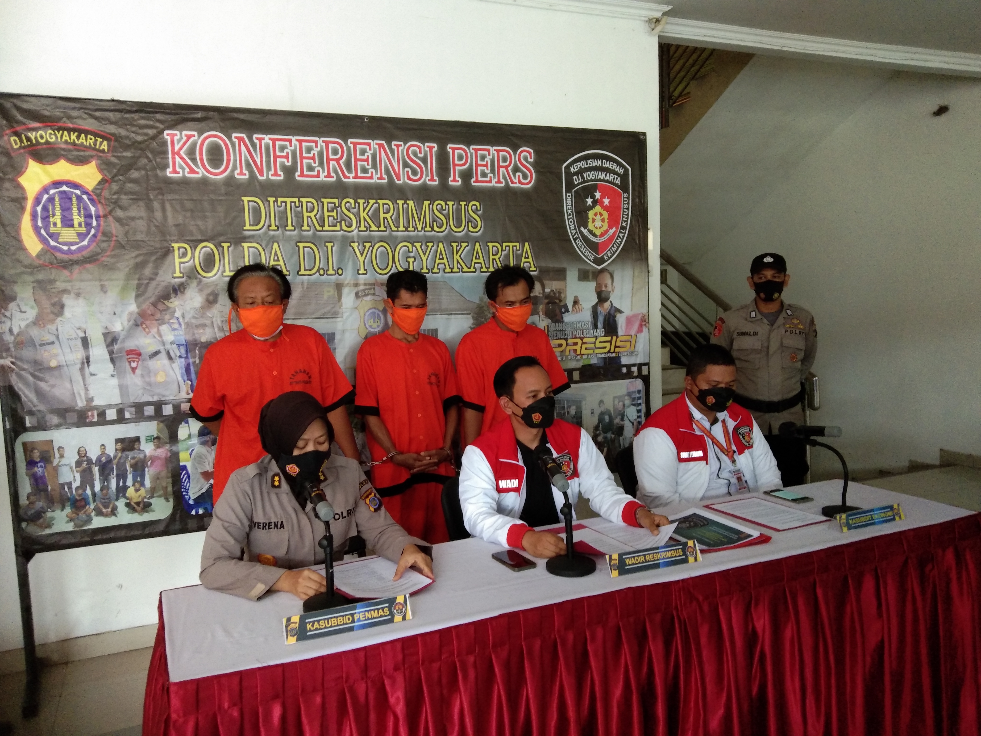Konferensi pers penangkapan tiga tersangka pengganda kartu ATM