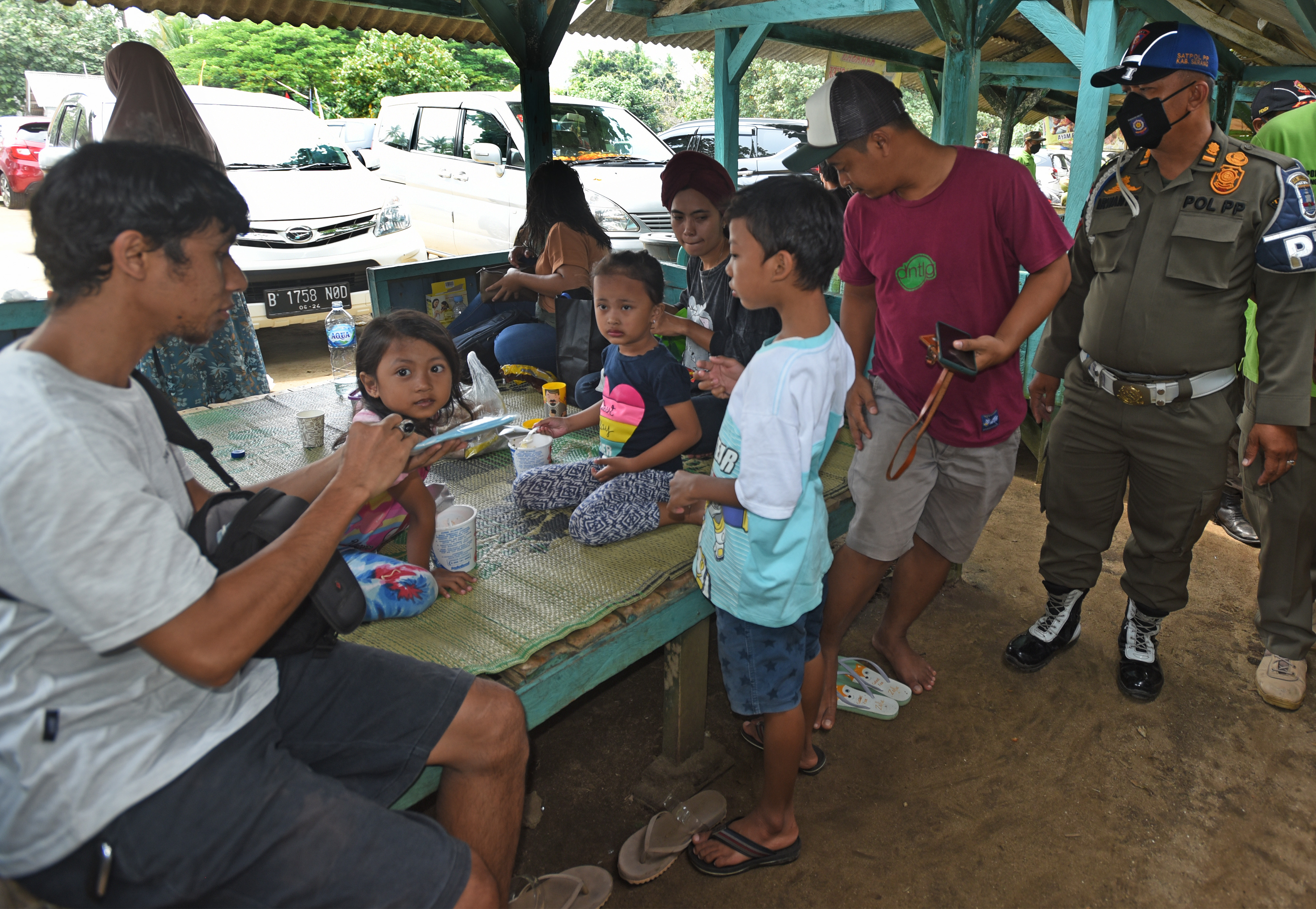 Personel Satpol PP mengingatkan pengunjung untuk memakai masker dan taat prokes di Pantai Anyer, Serang, Banten, Minggu (19/9/2021)