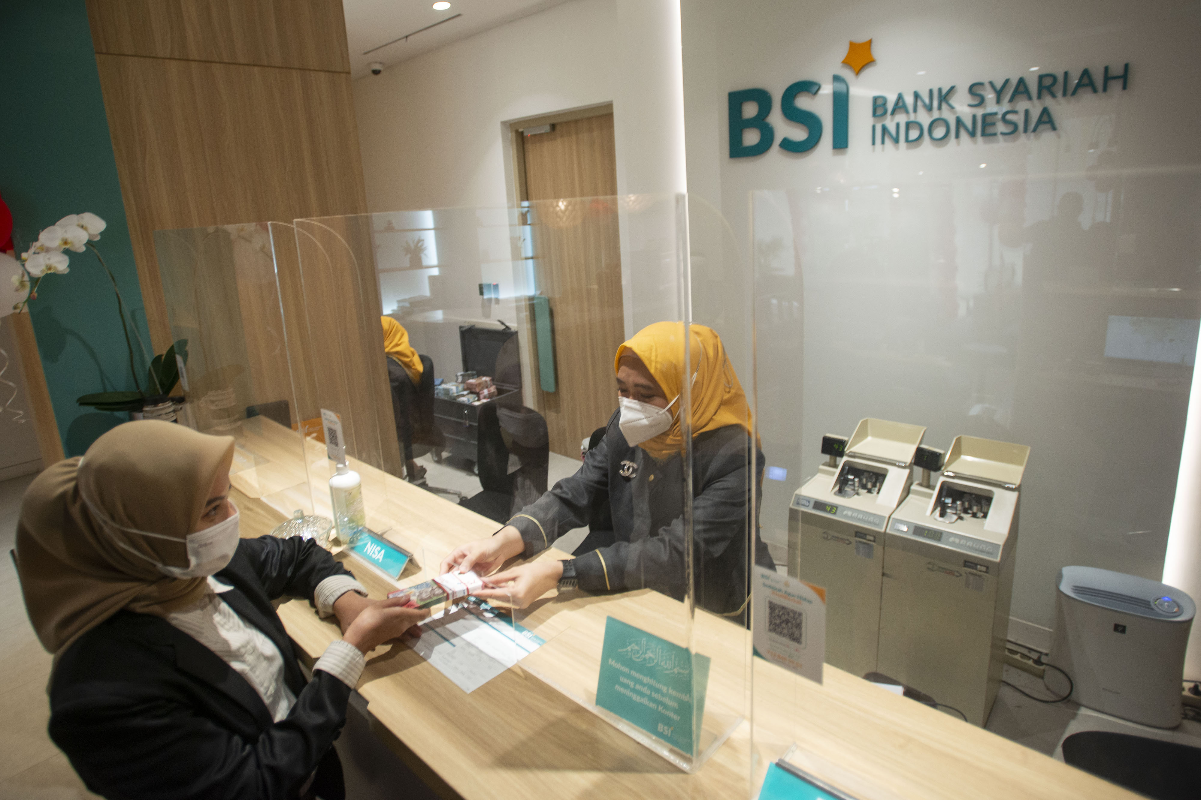 Nasabah bertransaksi di Bank Syariah Indonesia