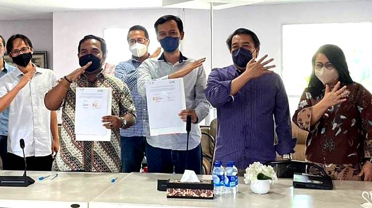 Jajaran direksi dua perusahaan usai penandatanganan kerja sama. 