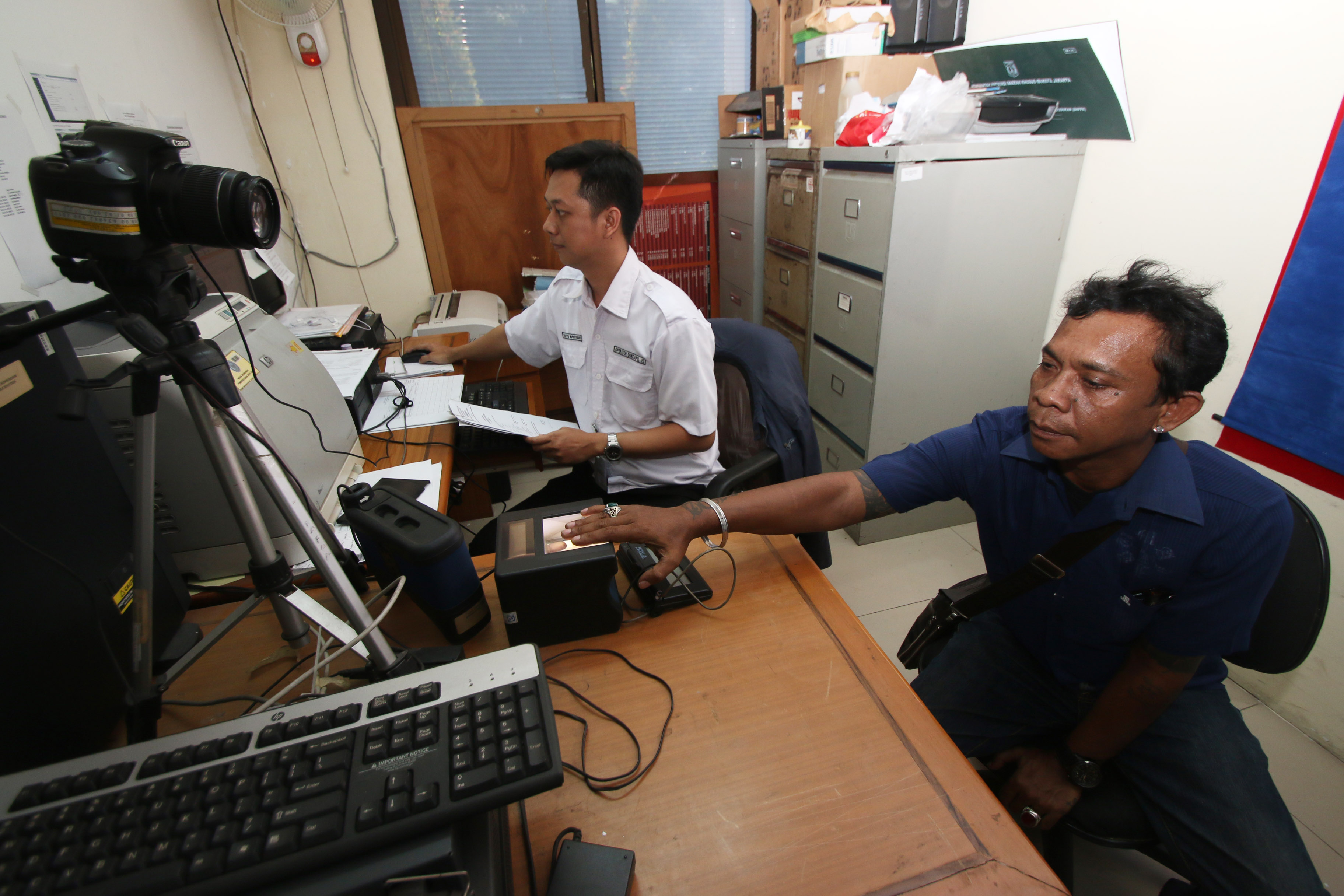 Warga melakukan perekaman data KTP Elektronik di Kelurahan Setiabudi, Jakarta.