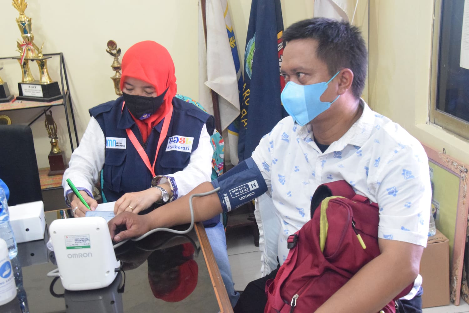 Seorang warga mendapat vaksinasi yang digulirkan Holding BUMN Jasa Survei