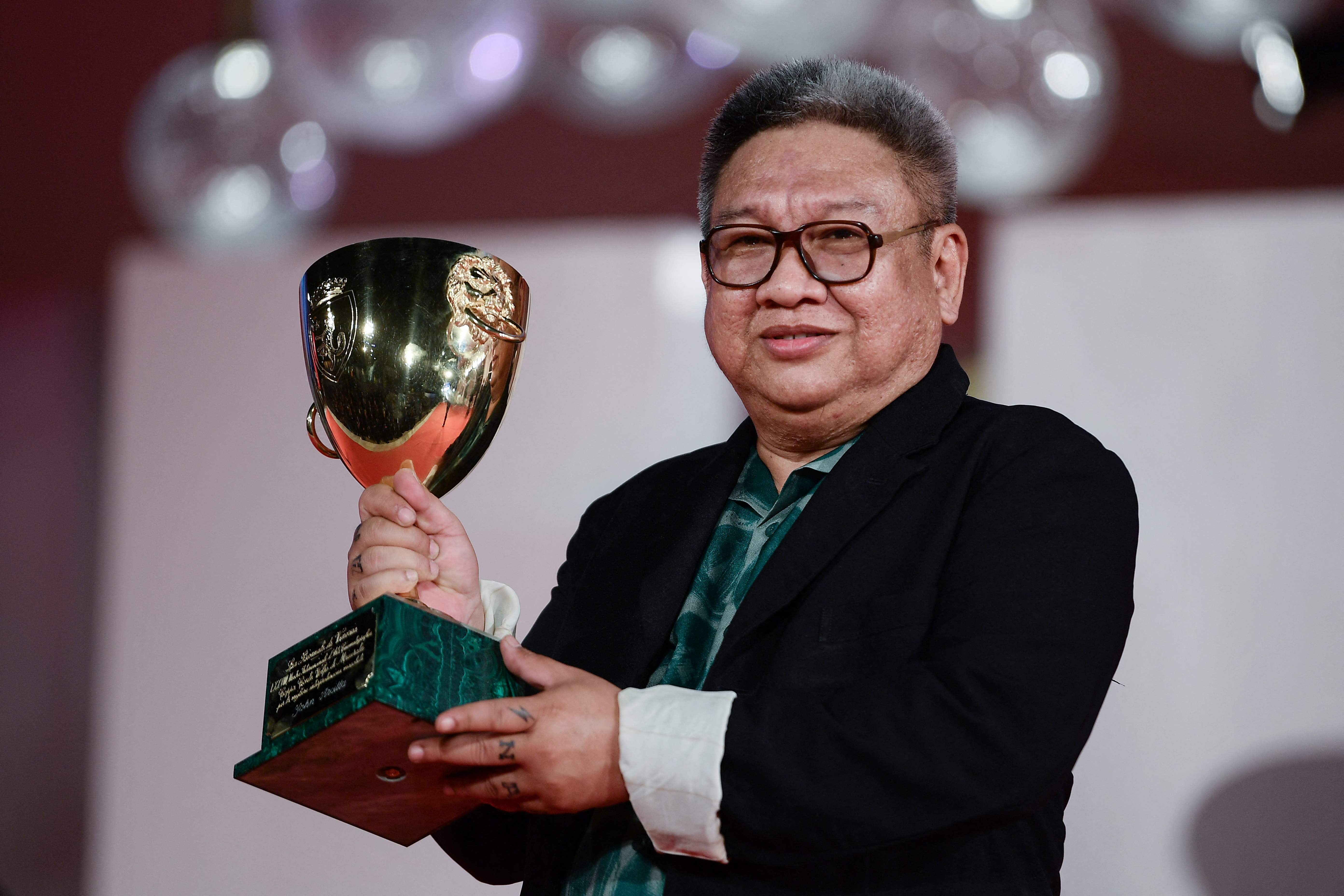 Sutradara Filipina Erik Matti menerima penghargaan aktor terbaik di Frestival Film Venice mewakili John Arcilla.