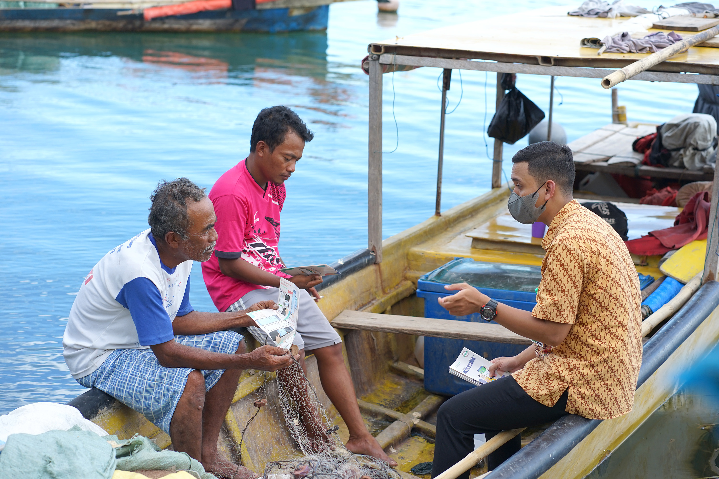  Petugas BPJS Kesehatan melakukan sosialisasi aplikasi Mobile JKN di perkampungan Suku Bajau, Tilamuta, Boalemo, Gorontalo  (31/8/2021)