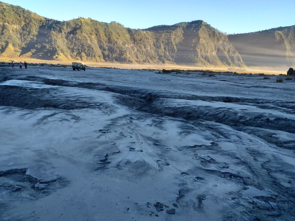 Lautan pasir Gunung Bromo di kawasan Taman Nasional Bromo Tengger Semeru (TNBTS) diselimuti embun pagi yang membeku, beberapa waktu lalu.