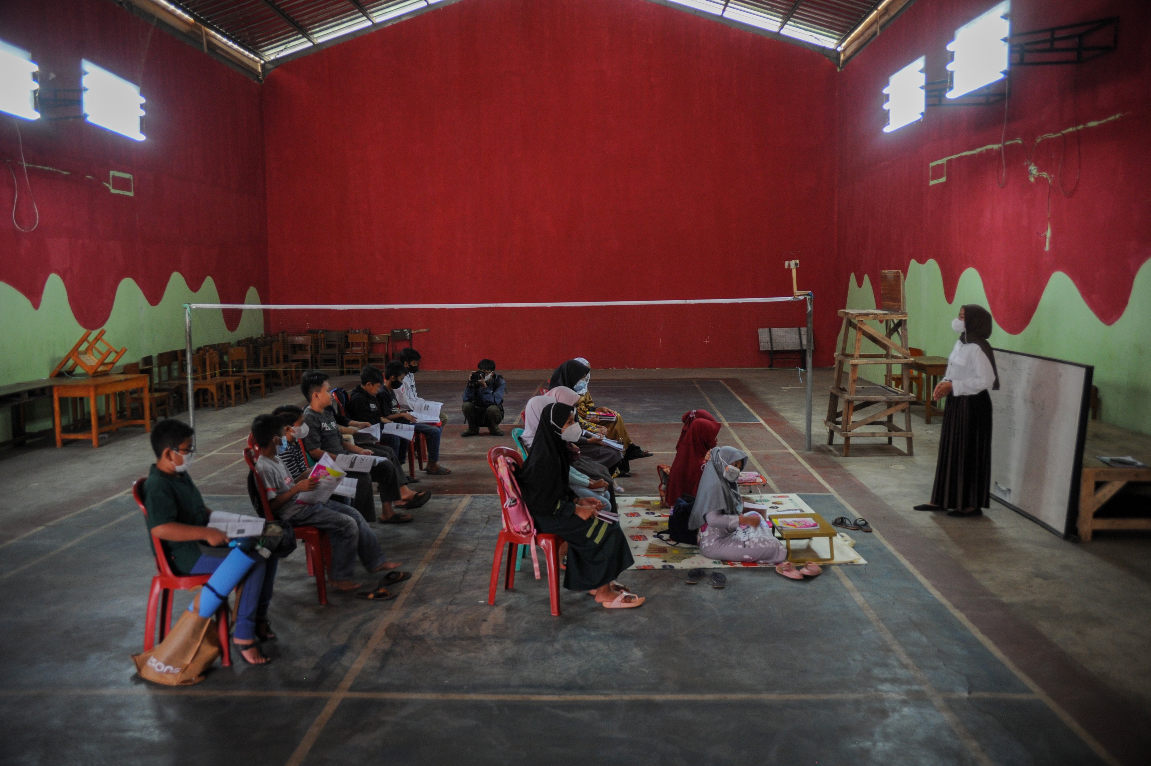 Siswa SDN Hegarmanah menerima materi asesmen kompetensi minimum di  GOR di Tanjungsari, Kabupaten Sumedang, Jawa Barat, Rabu (22/9/2021)
