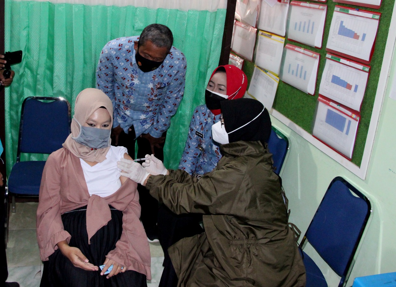 Bupati Brebes, Jawa Tengah, Idza Priyanti (kerudung merah) saat menyaksikan ibu hamil disuntik vaksin Covid-19.