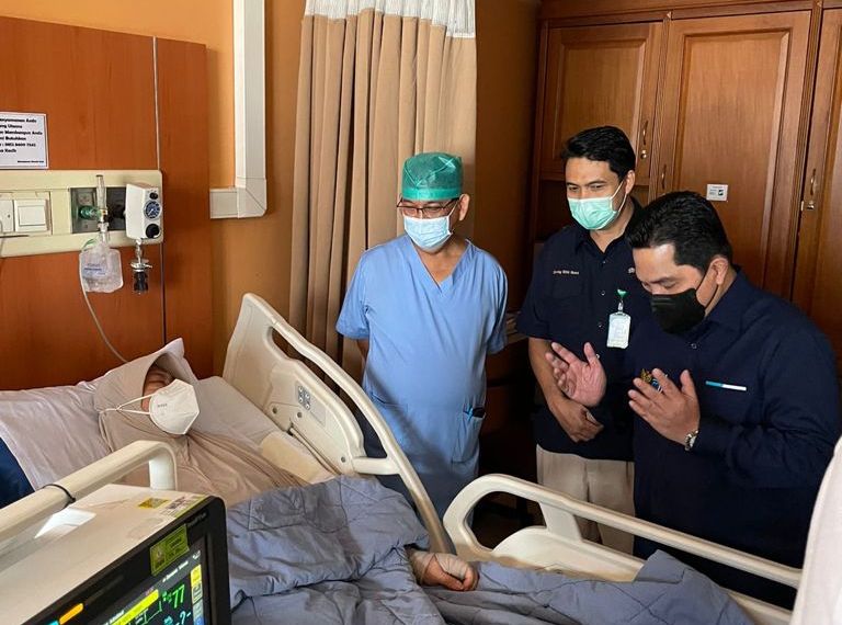 Menteri BUMN Erick Thohir dan Direktur Utama BNI Royke Tumilaar, menjenguk Verawaty Fajrin di RS Dharmais, Jakarta, Rabu (22/9)