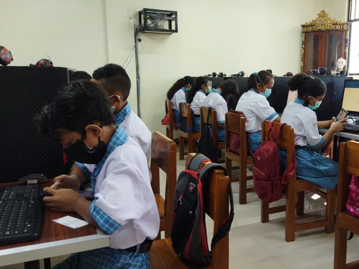 Pembelajaran dengan sistim terbatas di SMPK Santa Yosefa Labuanbajo berjalan normal. Para siswa diawasi ketat berprotokol.