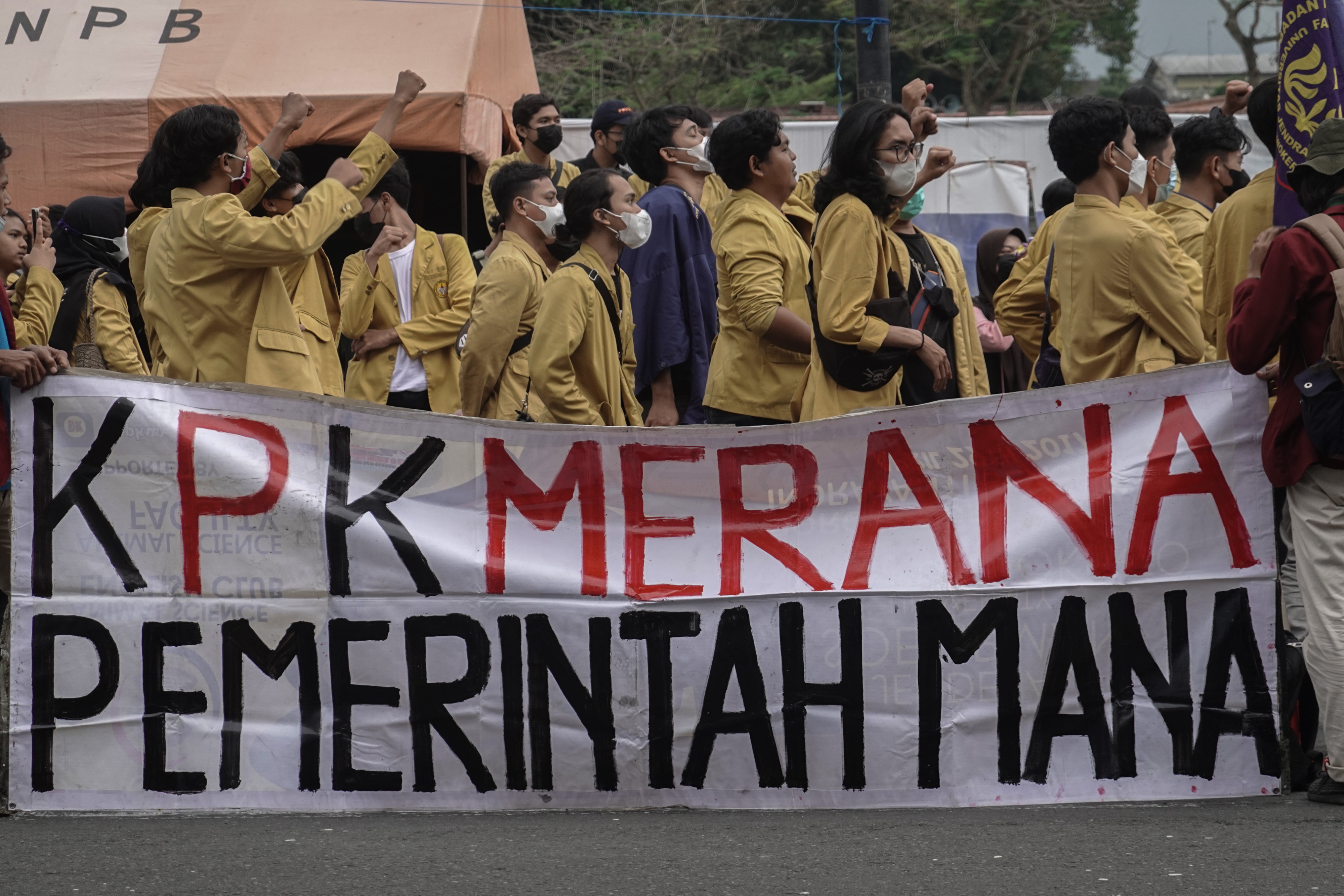 Mahasiswa dari BEM di sejumlah universitas Kabupaten Banyumas menggelar aksi menolak pemecatan pegawai KPK .