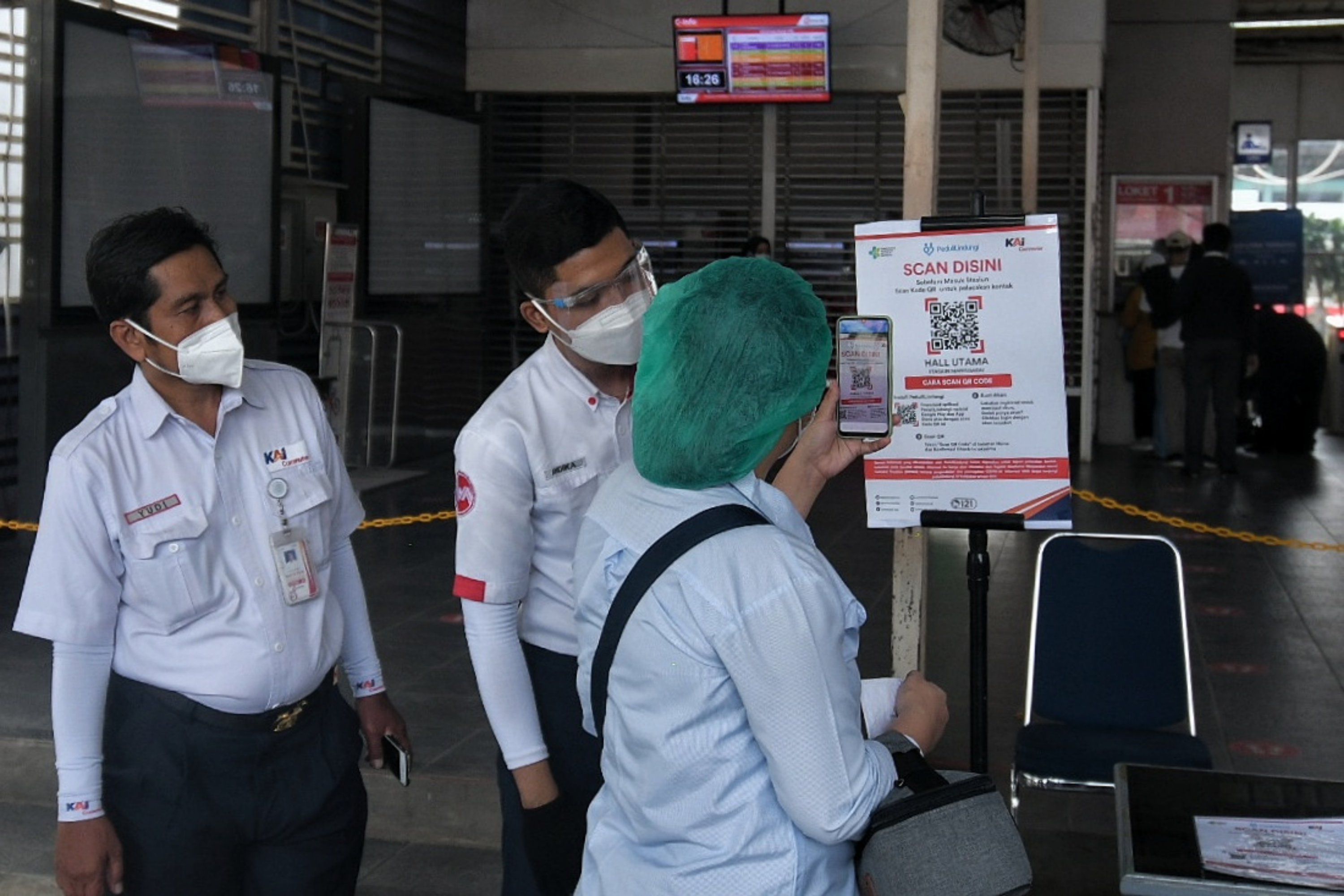 Penggunaan aplikasi Pedulilindungi di stasiun 