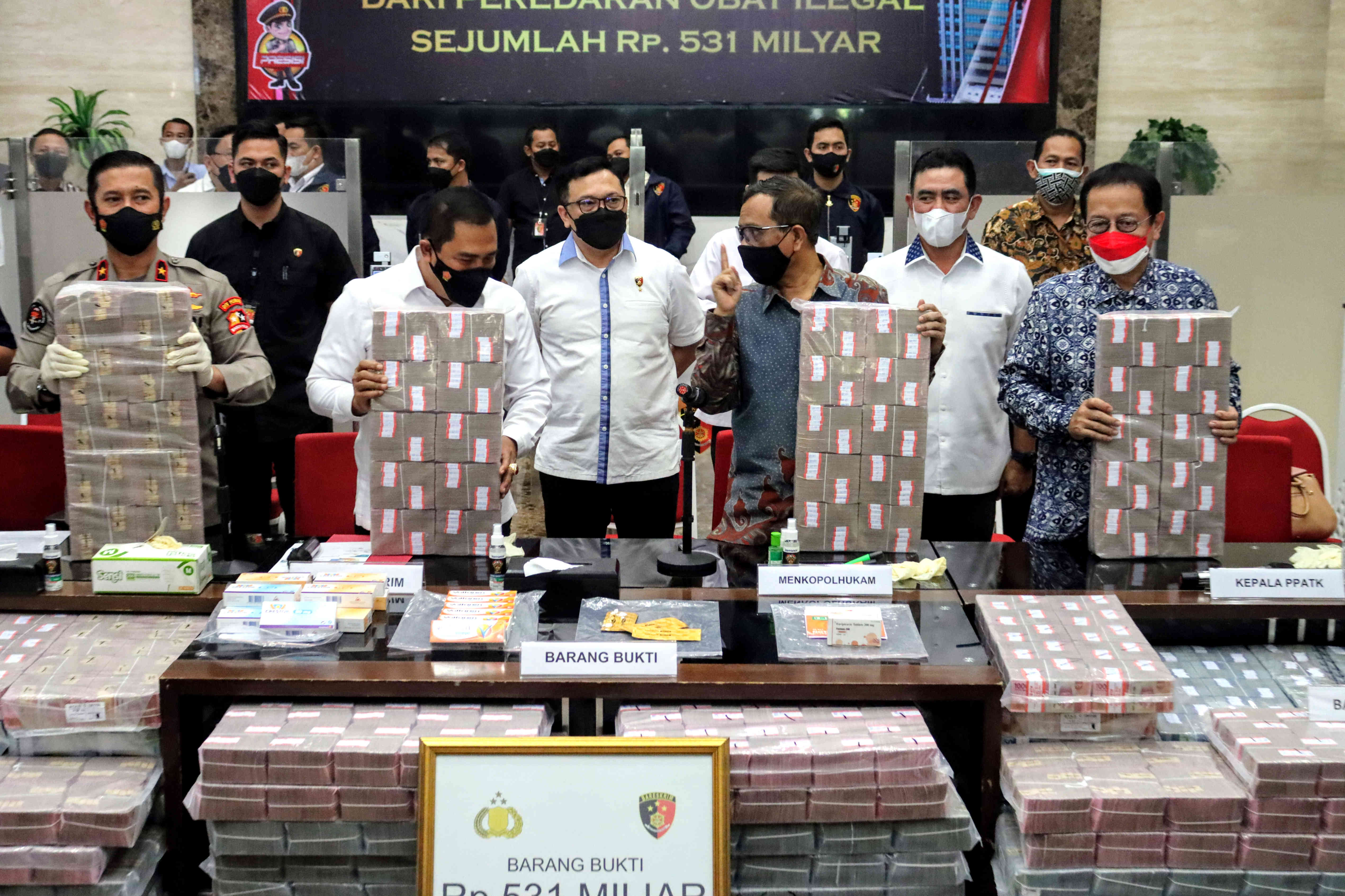 Menko Polhukam Mahfud MD mengikuti konferensi pers terkait pengungkapan kasus TPPU di Mabes Polri.