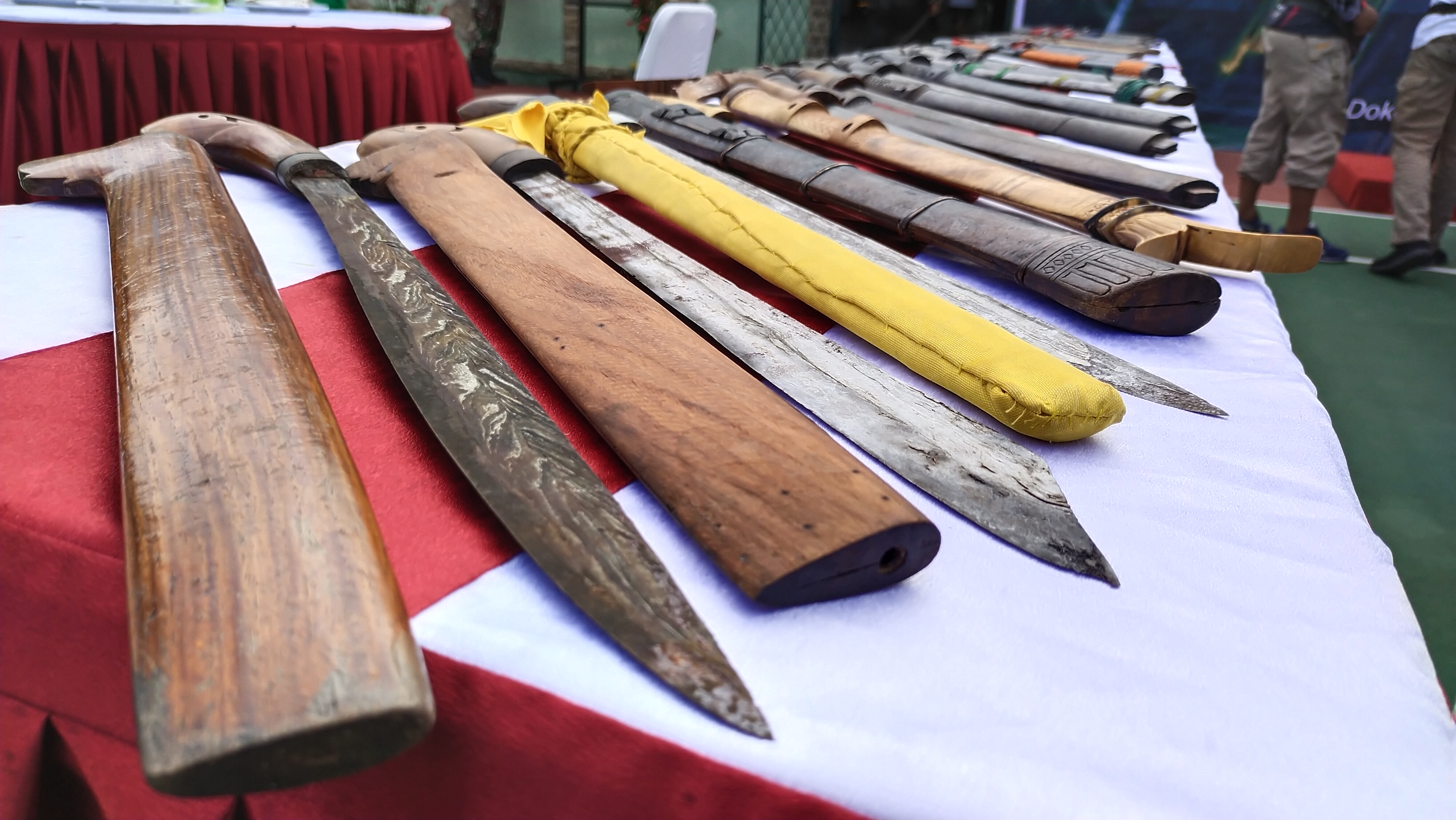 Senjata tradisional masyarakat Sulteng, dipamerkan di Makorem 132/Tadulako, Minggu (5/9)