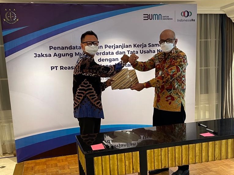 Dirut Indonesia Re Benny Waworuntu (kiri) dan Jamdatun Feri Wibisono tengah menandatangani perjanjian kerja sama di Jakarta, Selasa (21/9).