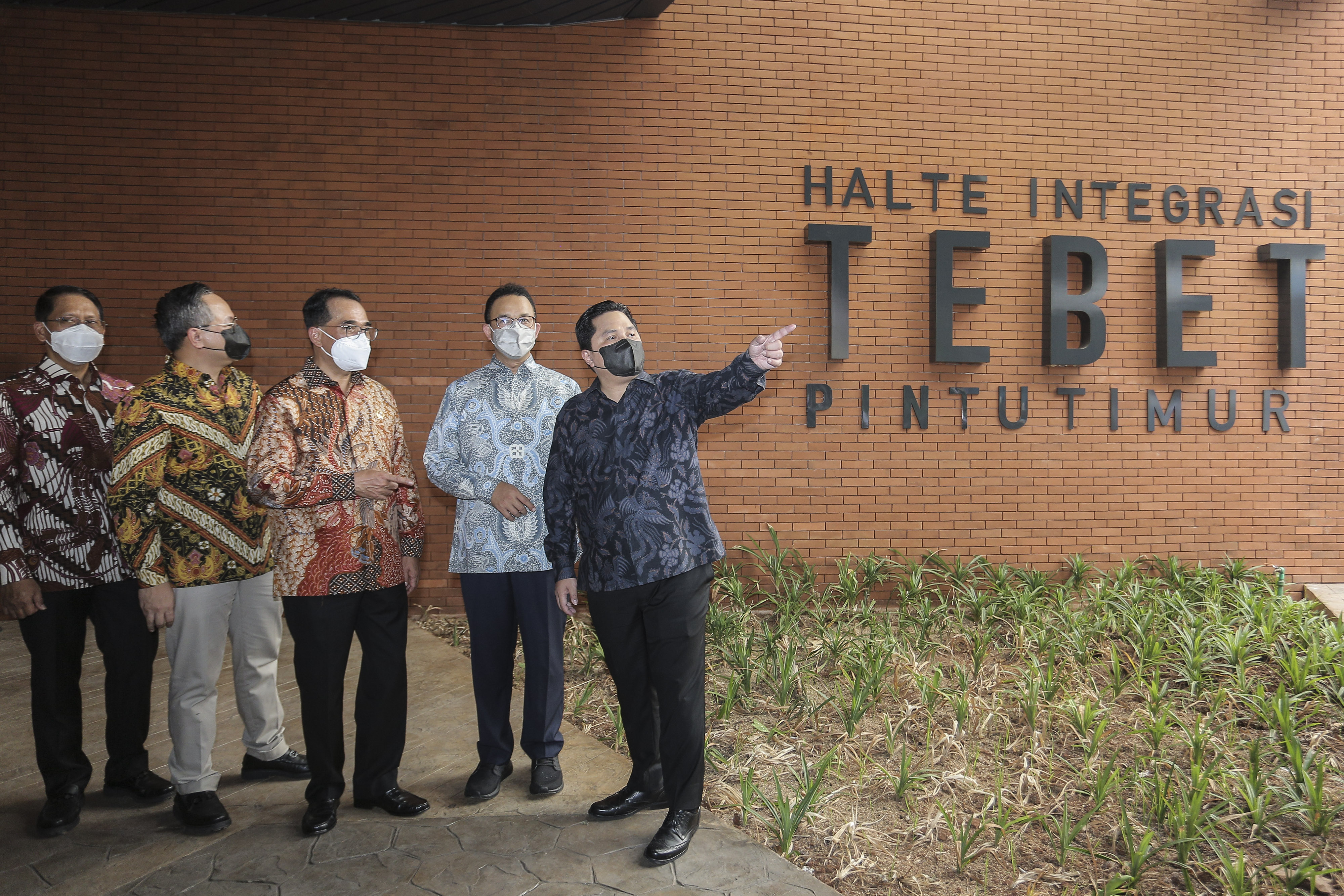 Gubernur DKI bersama Menhub, Menteri BUMN dan Dirut KAI meninjau kawasan Stasiun Tebet.