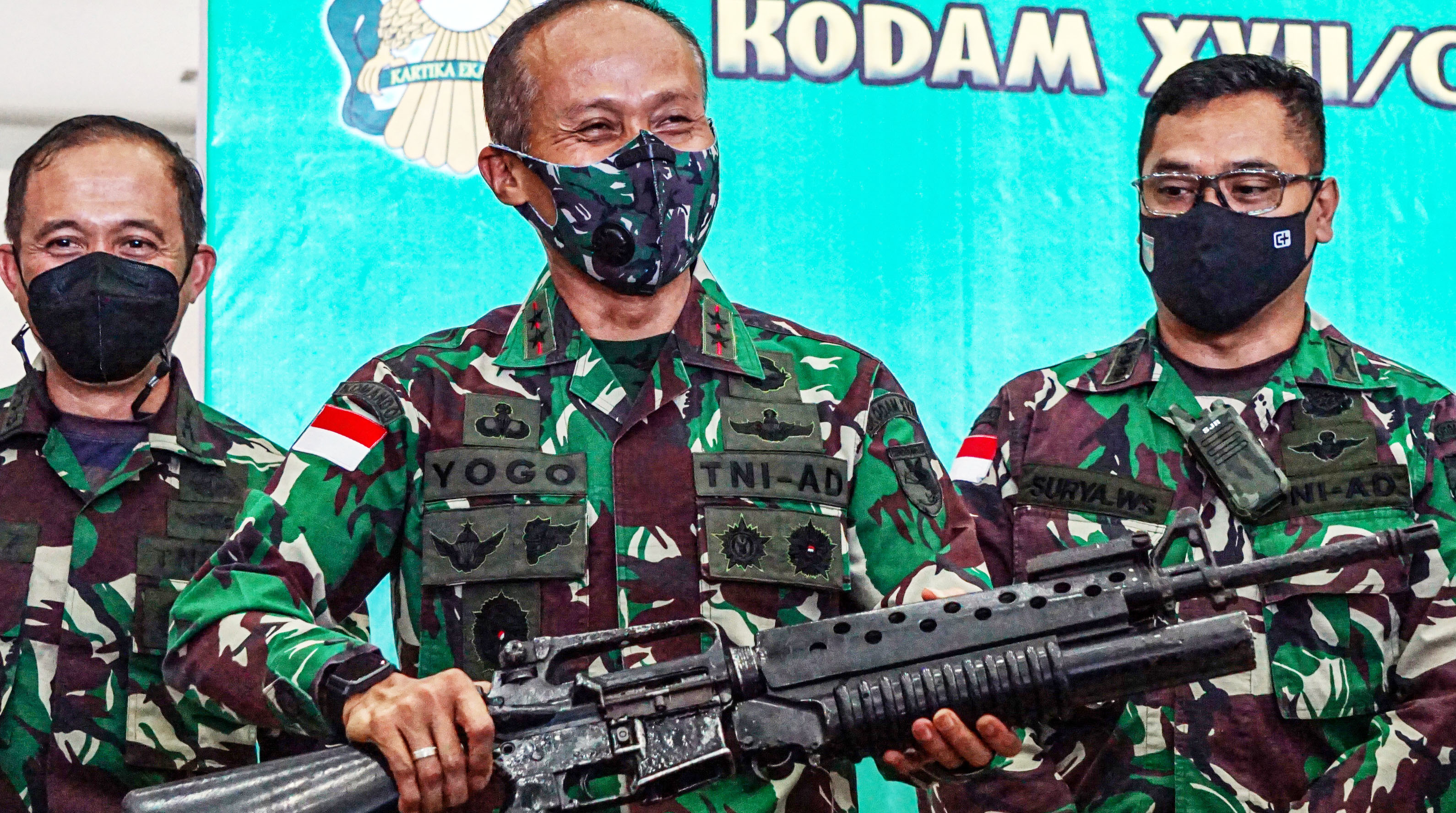  Pangdam XVII/Cenderawasih Mayjen TNI Ignatius Yogo Triyono memperlihatkan barang bukti yang disita dari Kelompok Separatis Teroris Papua