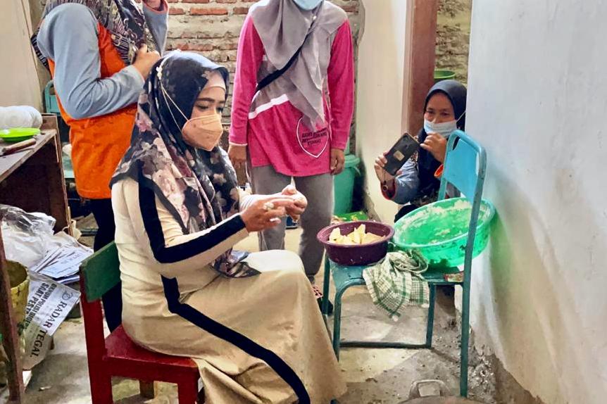 Anggota DPR  Dapil IX Jateng Dewi Aryani ikut memasak bersama warga.