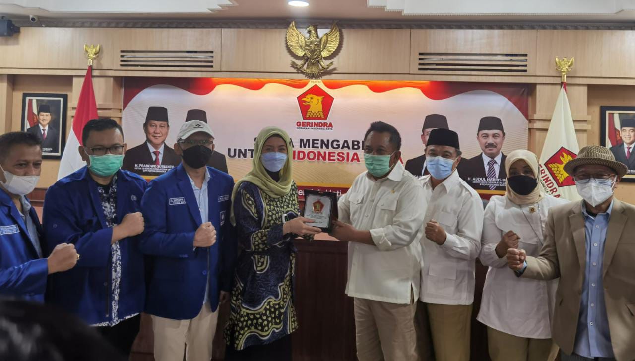 Desy Ratnasari saat berkunjung ke Kantor Partai Gerindra Jawa Barat