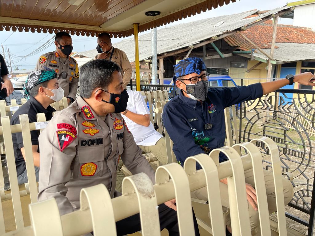 Kapolda Jabar Irjen Pol Ahmad Dofiri (kiri) dan Menparekraf Sandiaga Uno.