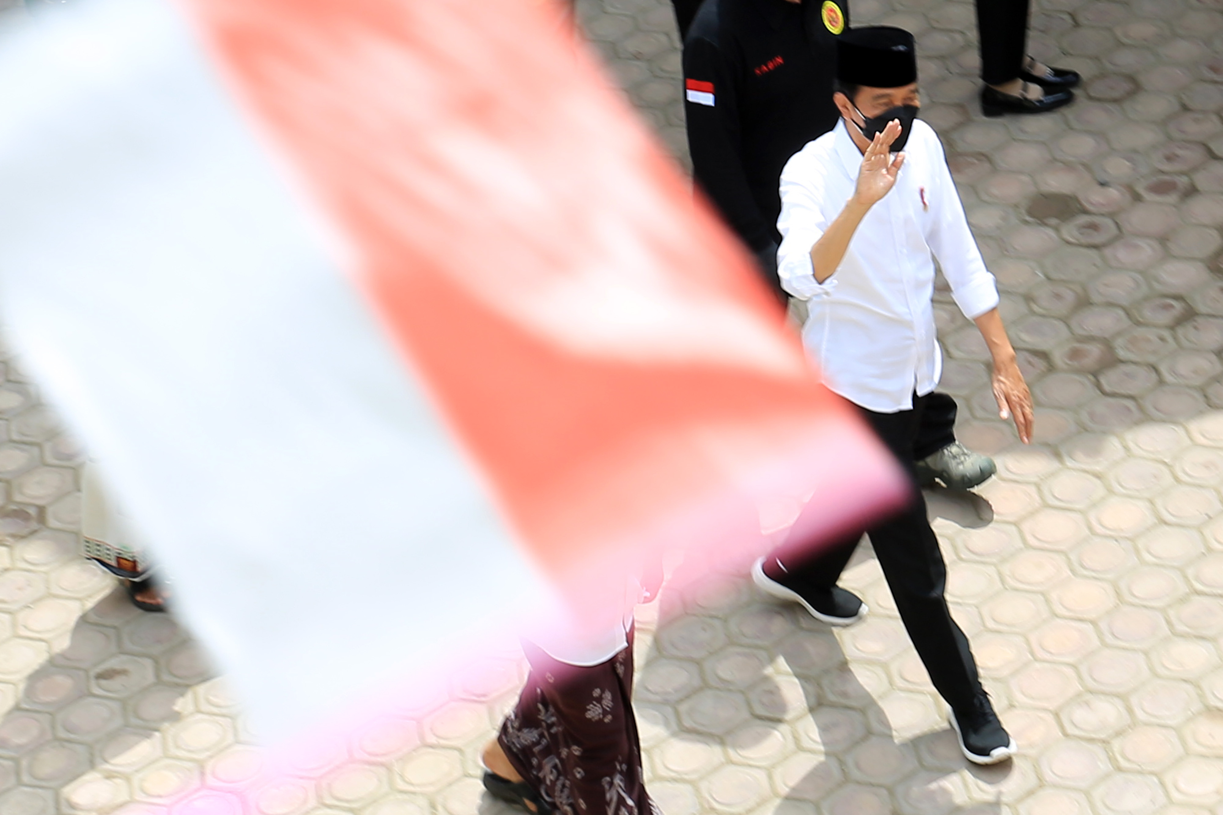 Presiden Jokowi saat meninjau vaksinasi covid-19 di wilayah Aceh.