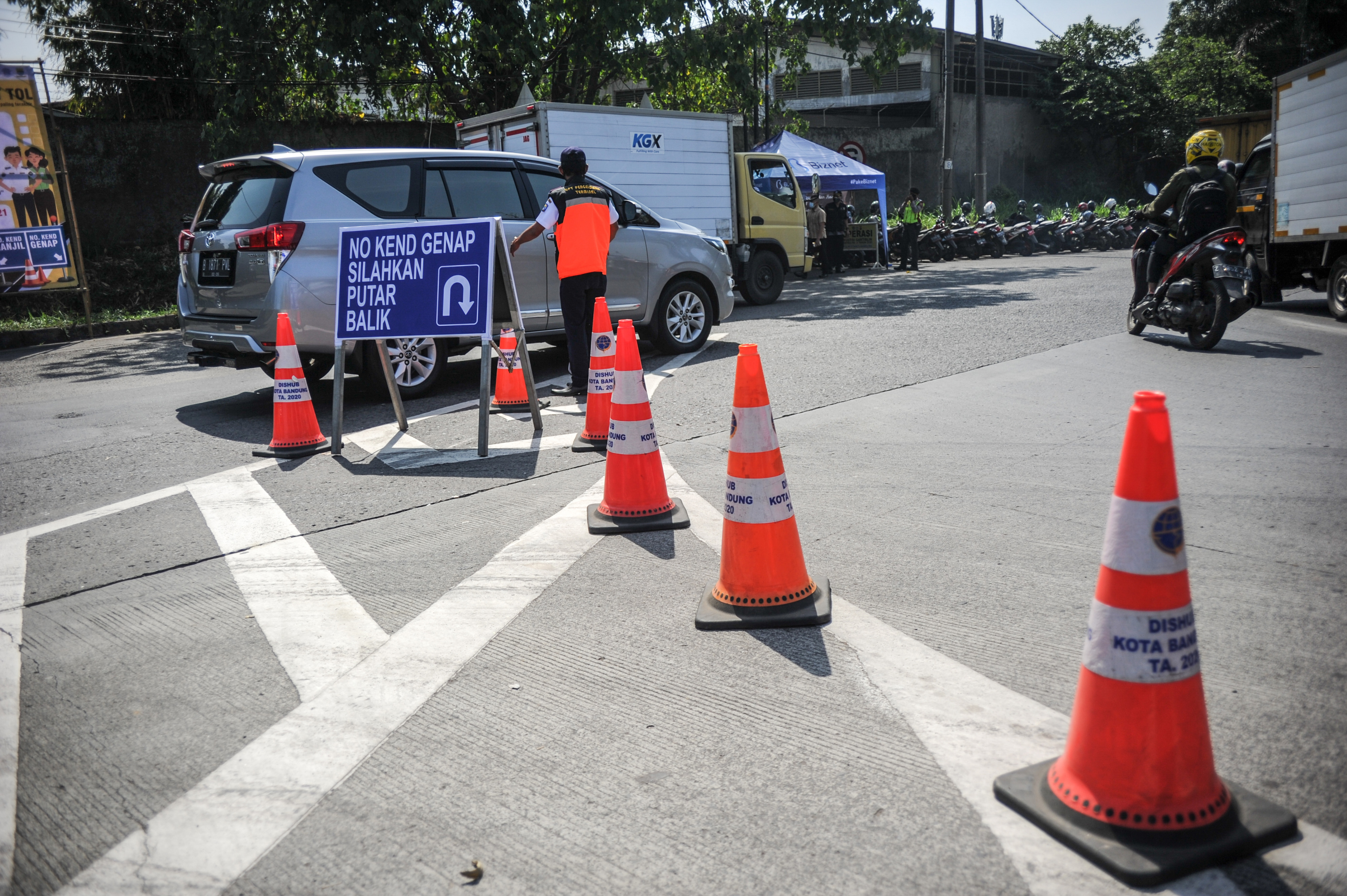 Petugas gabungan melaksanakan pemberlakuan ganjil genap di gerbang keluar Tol Kopo, Bandung, Jawa Barat, Jumat (10/11)
