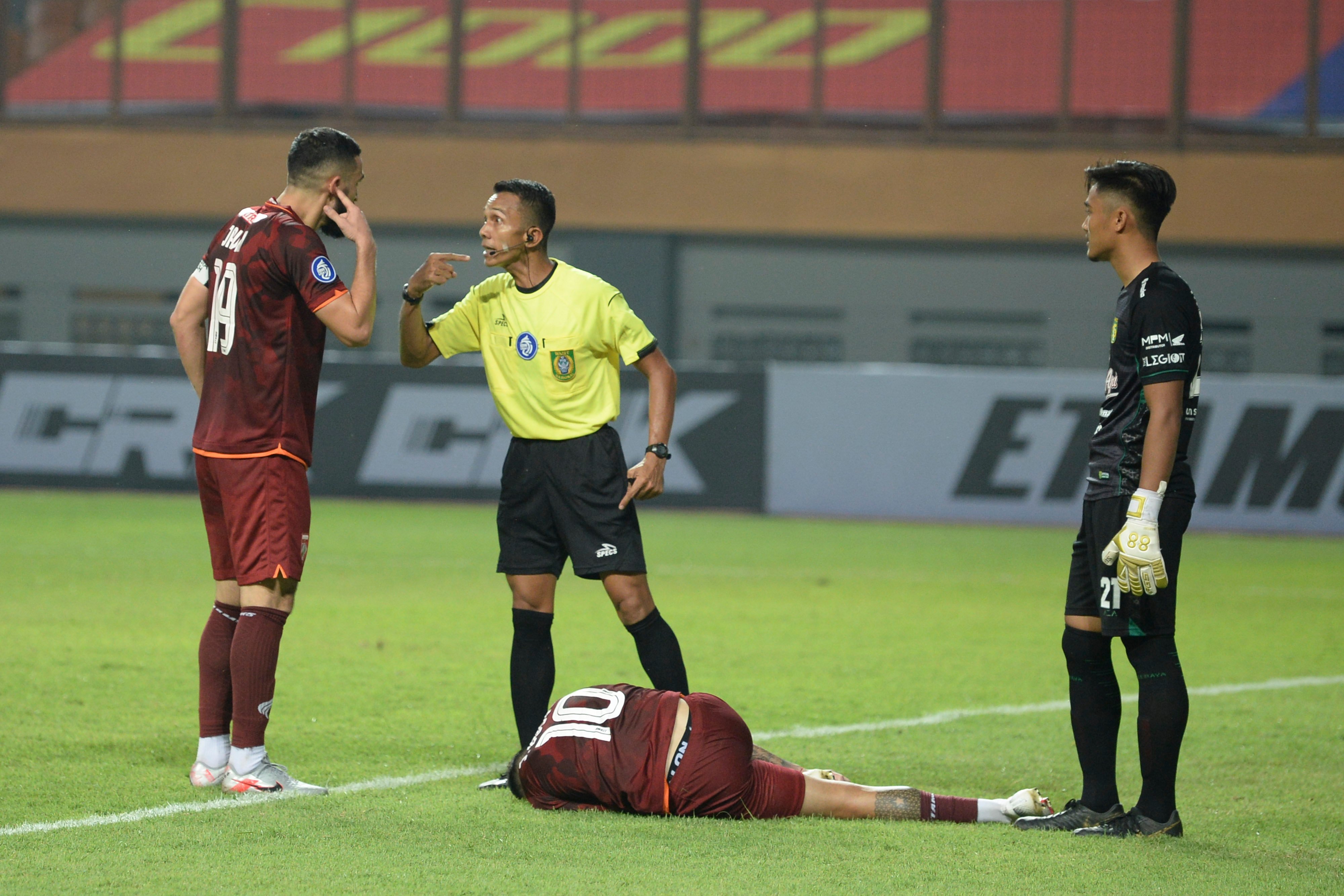 Ilustrasi wasit (tengah) di pertandingan sepak bola