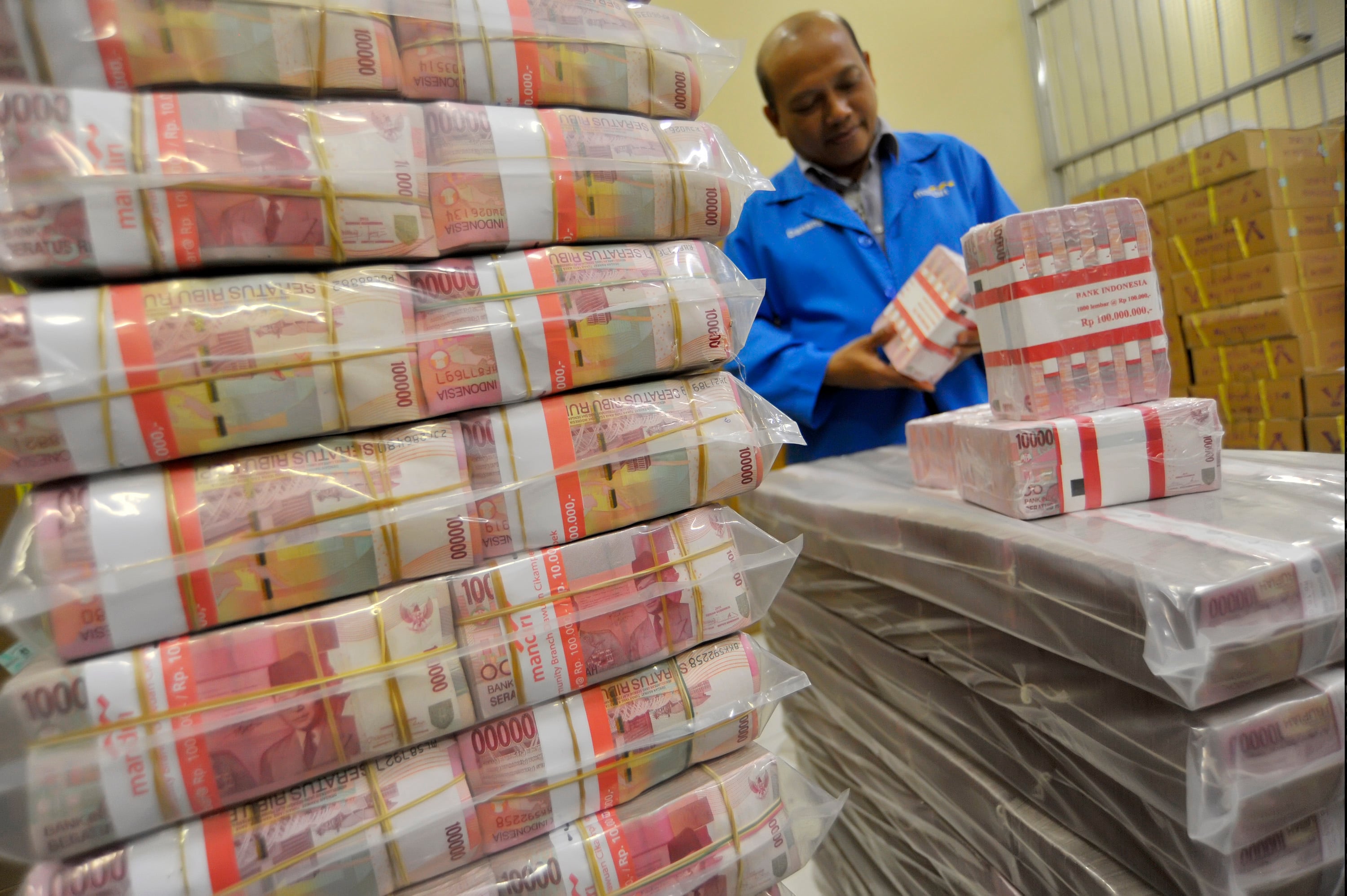 Petugas menata uang rupiah