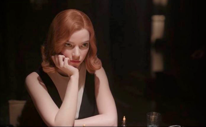 Cuplikan adegan dalam serial The Queen's Gambit.