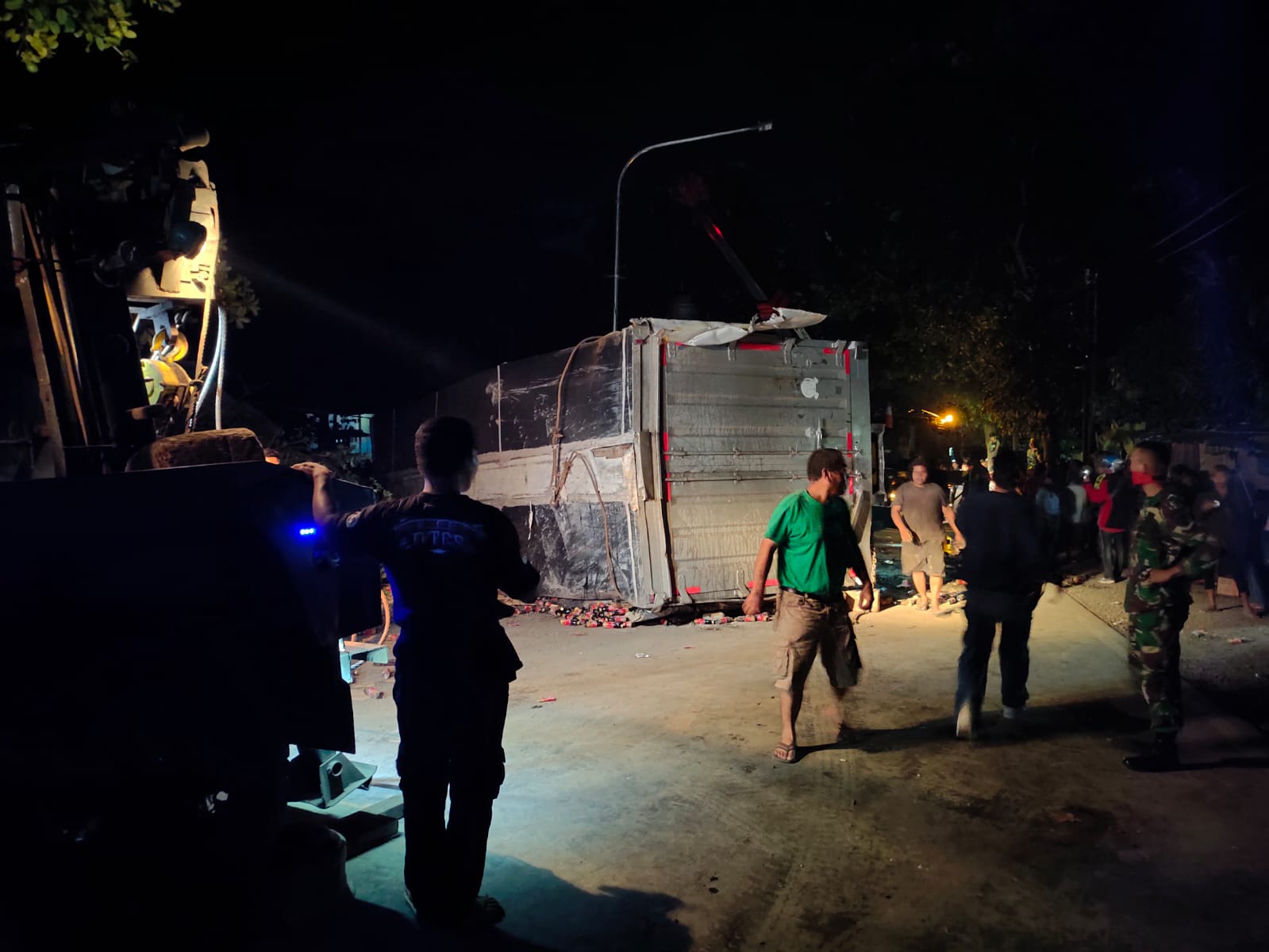  Petugas mengevakuasi truk yang mengalami kecelakaan di Jalan Raya Cianjur-Sukabumi di Kecamatan Gekbrong. 